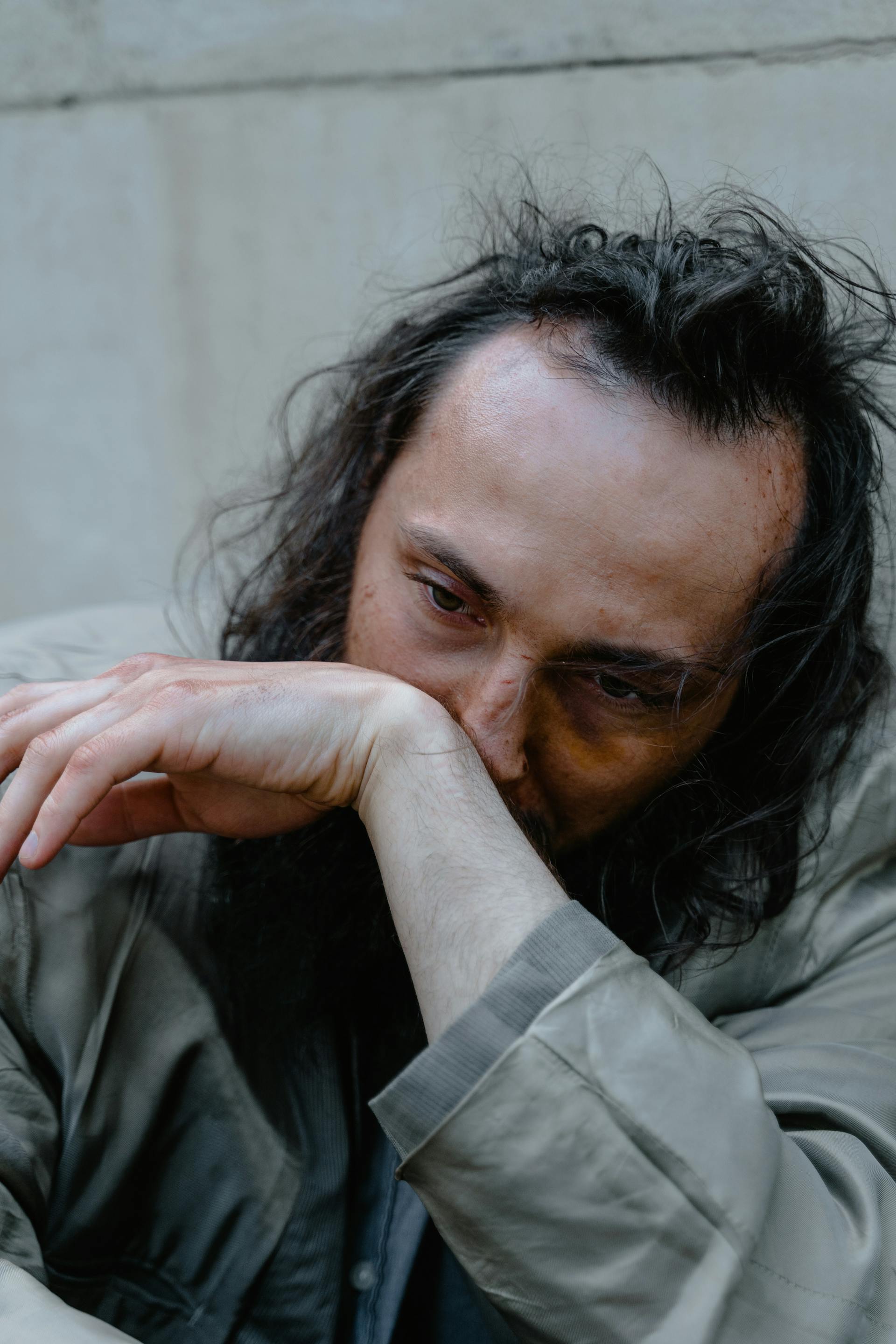 Un hombre sentado al aire libre | Fuente: Pexels