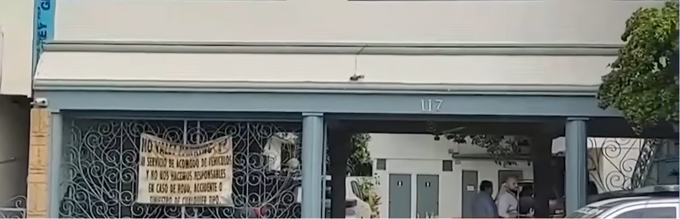 Imagen de la clínica donde se administró el suero vitamínico que habría causado el fallecimiento de 6 personas | Fuente: YouTube/elheraldodemexico