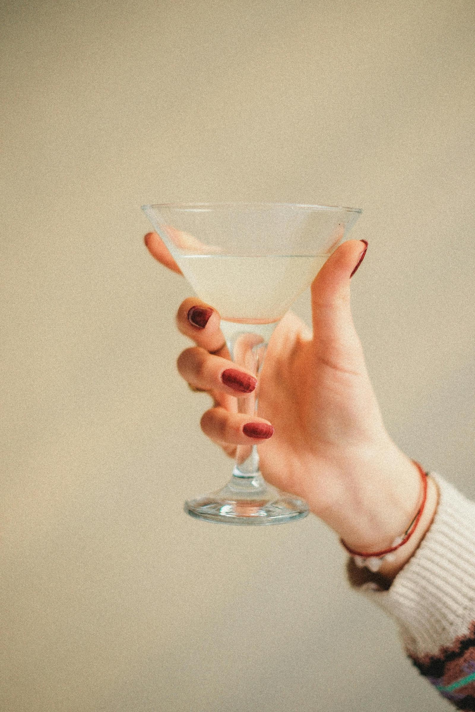 Una mujer sosteniendo su vaso | Fuente: Pexels