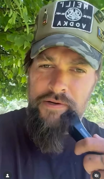 Jason Momoa afeitándose la barba después de seis años | Fuente: Instagram/prideofgypsies
