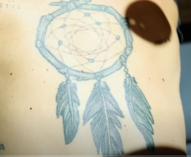 El primer tatuaje en la espalda de Camilo| YouTube.com/camiloyevaluna