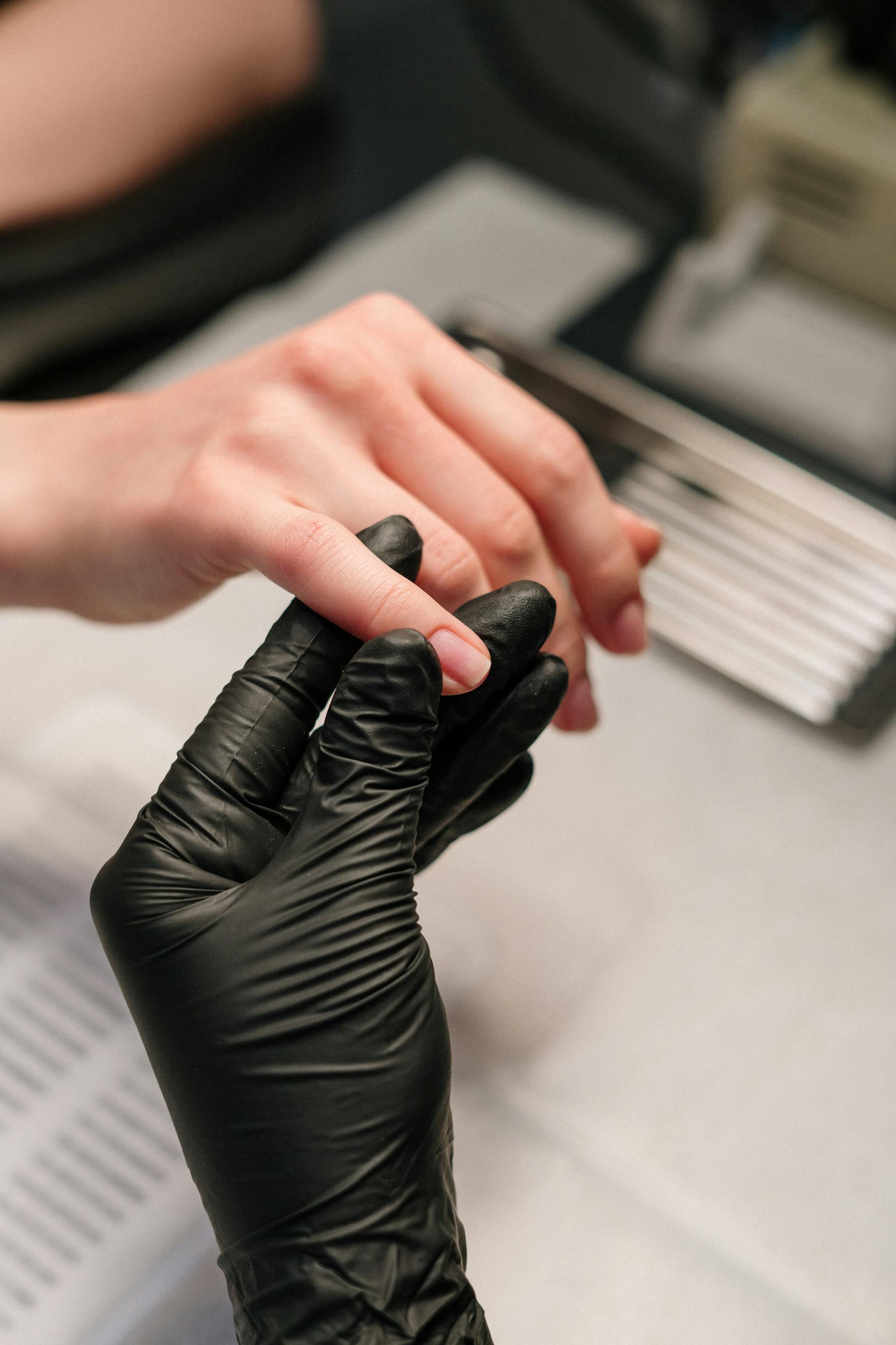 Una persona haciéndose la manicura | Fuente: Pexels