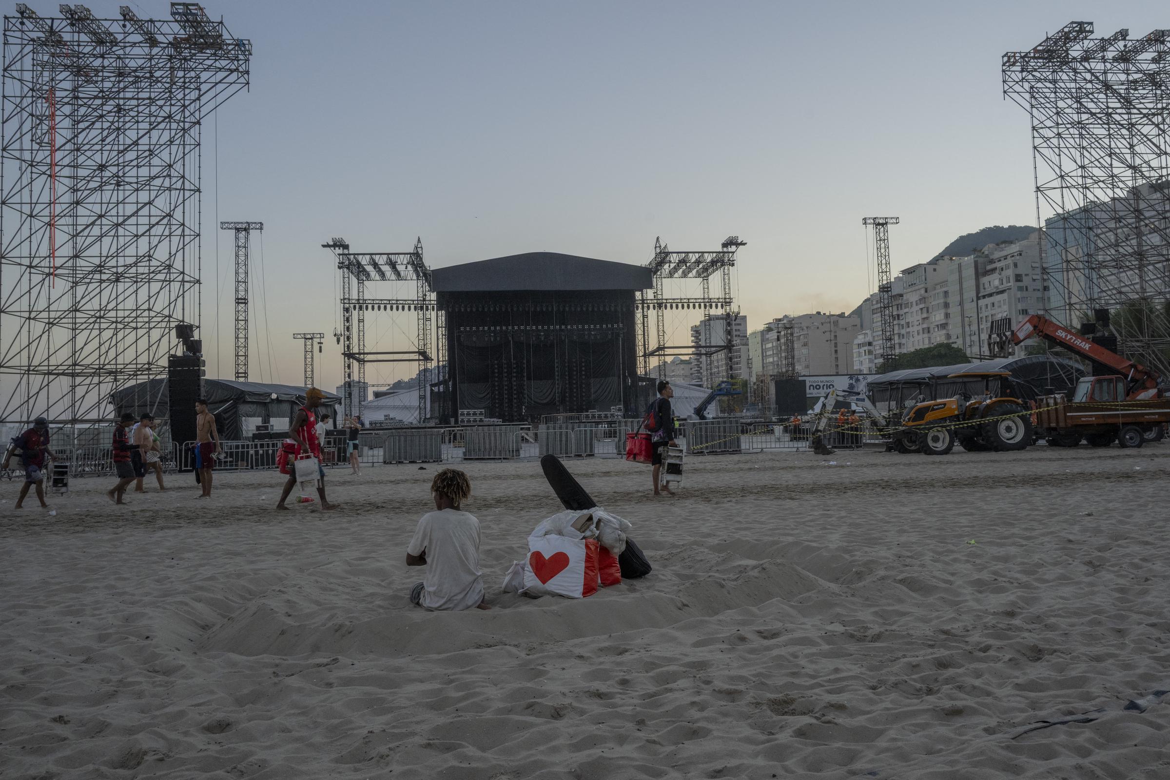Vista general del escenario tras la muerte de un trabajador en un accidente ocurrido durante su montaje para la cantante colombiana Shakira en la playa de Copacabana, Río de Janeiro, Brasil, el 26 de abril de 2026. | Fuente: Getty Images