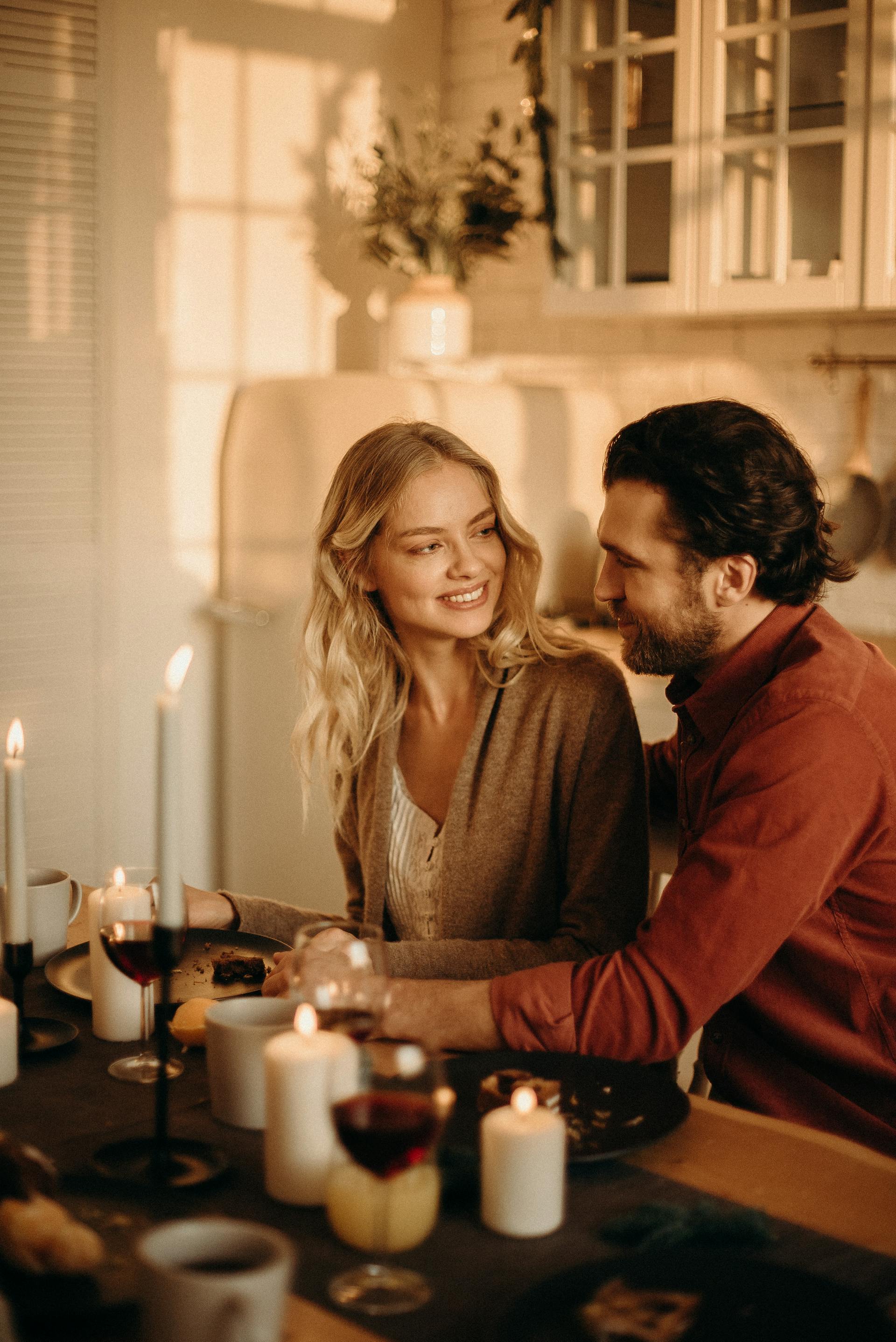 Una joven pareja sentada a la mesa | Fuente: Pexels