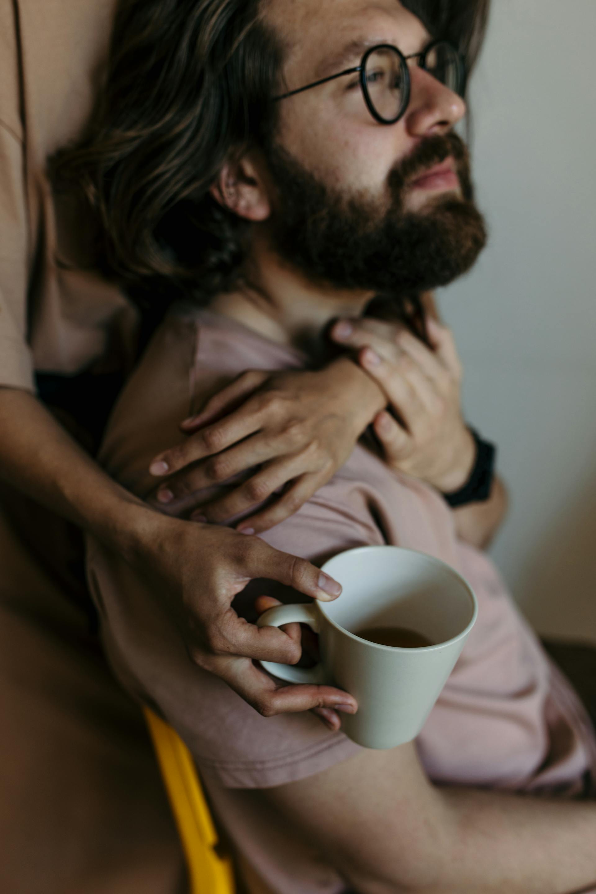 Una mujer consolando a un hombre | Fuente: Pexels
