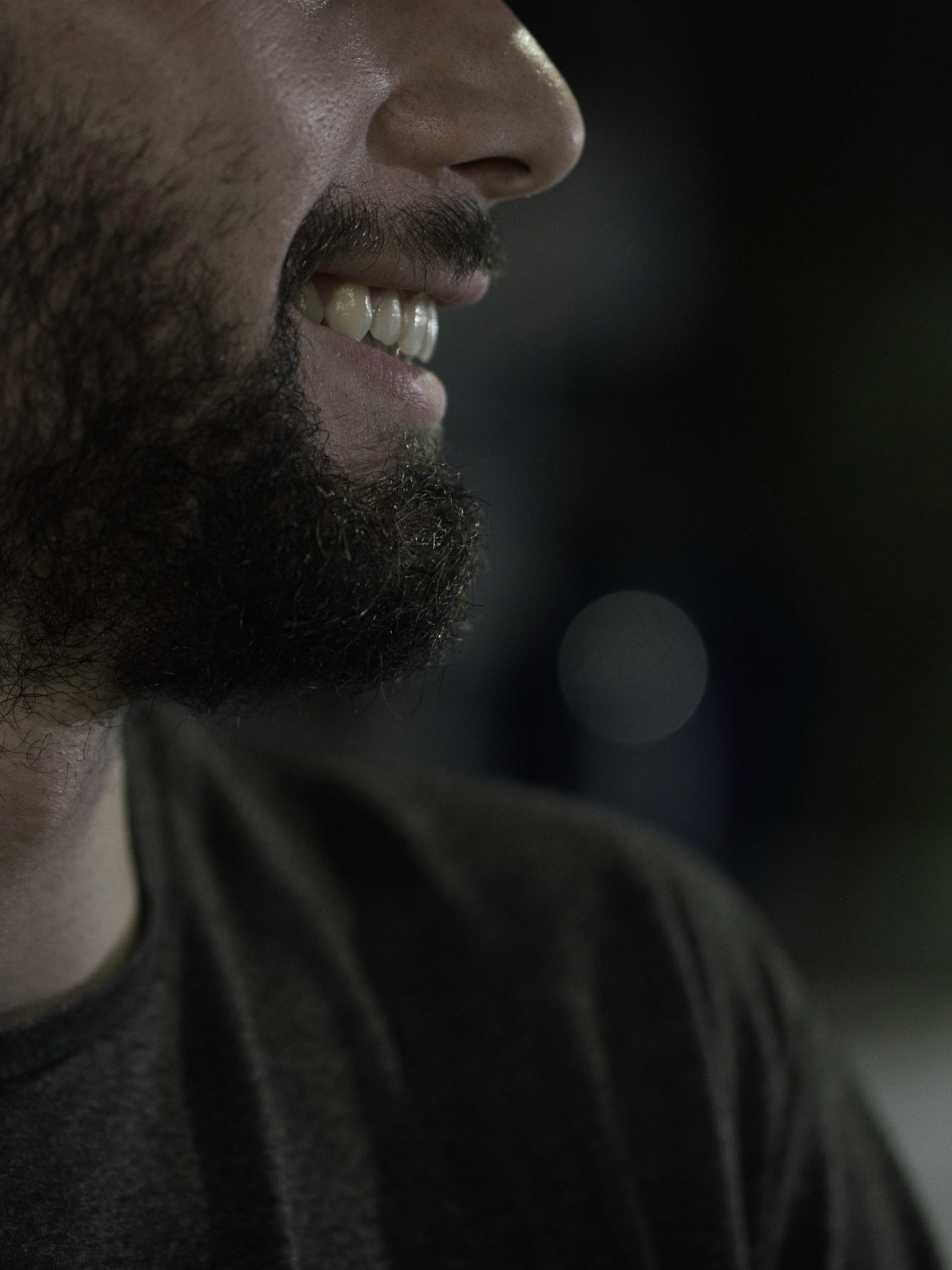 Un hombre sonriendo a alguien | Fuente: Unsplash