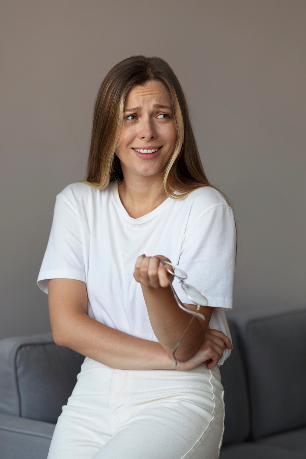 Una mujer frustrada riendo | Fuente: Freepik