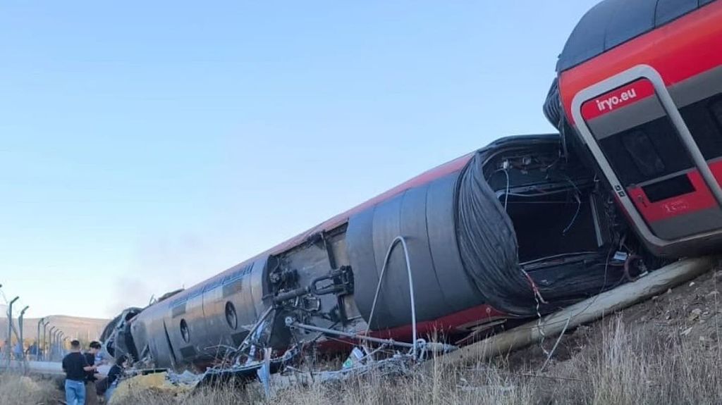 Una vista del lugar del accidente tras la colisión de dos trenes de alta velocidad en el centro de España, suceso que dejó decenas de muertos y numerosos heridos en Toledo, España, el 28 de octubre de 2026. | Fuente: Getty Images