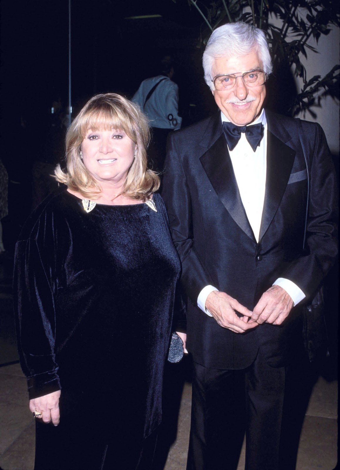 Michelle Triola y Dick Van Dyke durante los 10º Premios Anuales del Cine Americano en Beverly Hills, California, 1994. | Fuente: Getty Images