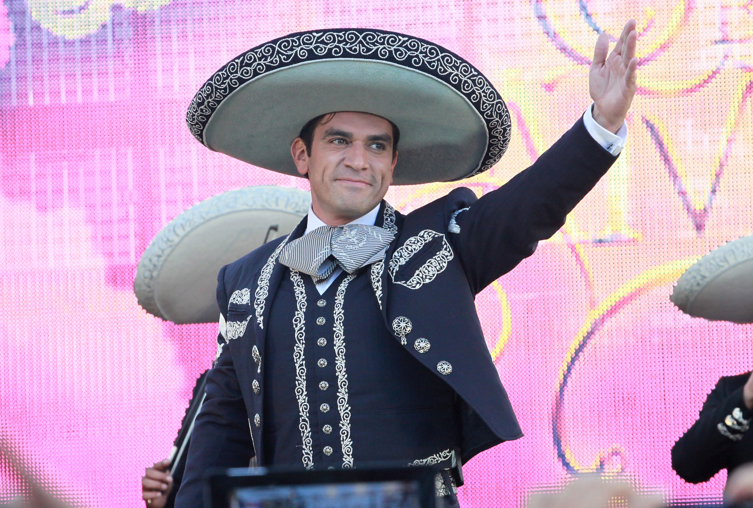 El actor Jorge Salinas se presenta en el escenario durante la conferencia de prensa y el encuentro con los fanáticos de la nueva telenovela "Que Bonito Amor" de la cadena Univision en Plaza México el 11 de abril de 2013 en Lynwood, California. | Fuente: Getty Images.