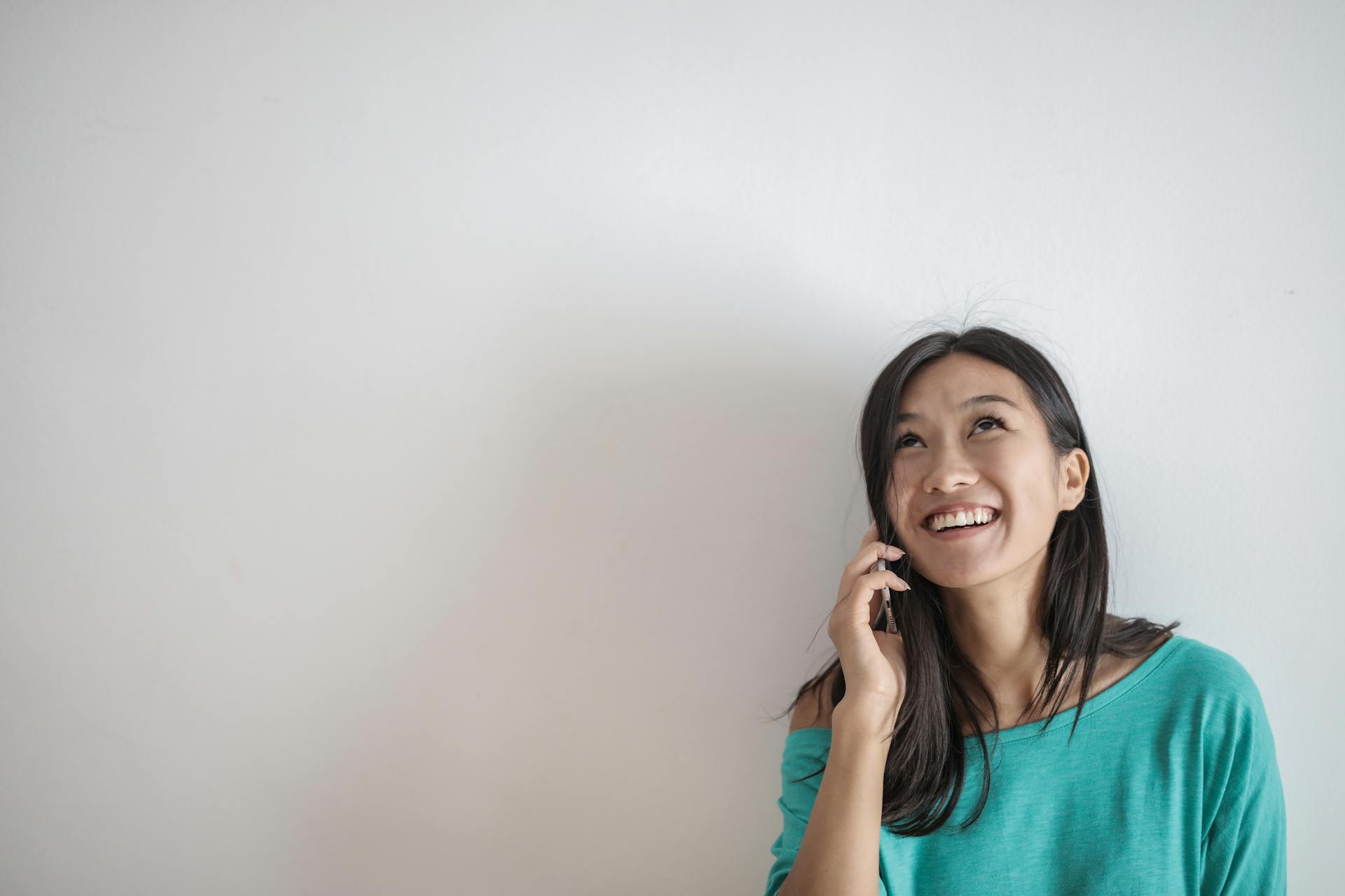 Una mujer sonriendo durante una llamada telefónica | Fuente: Pexels