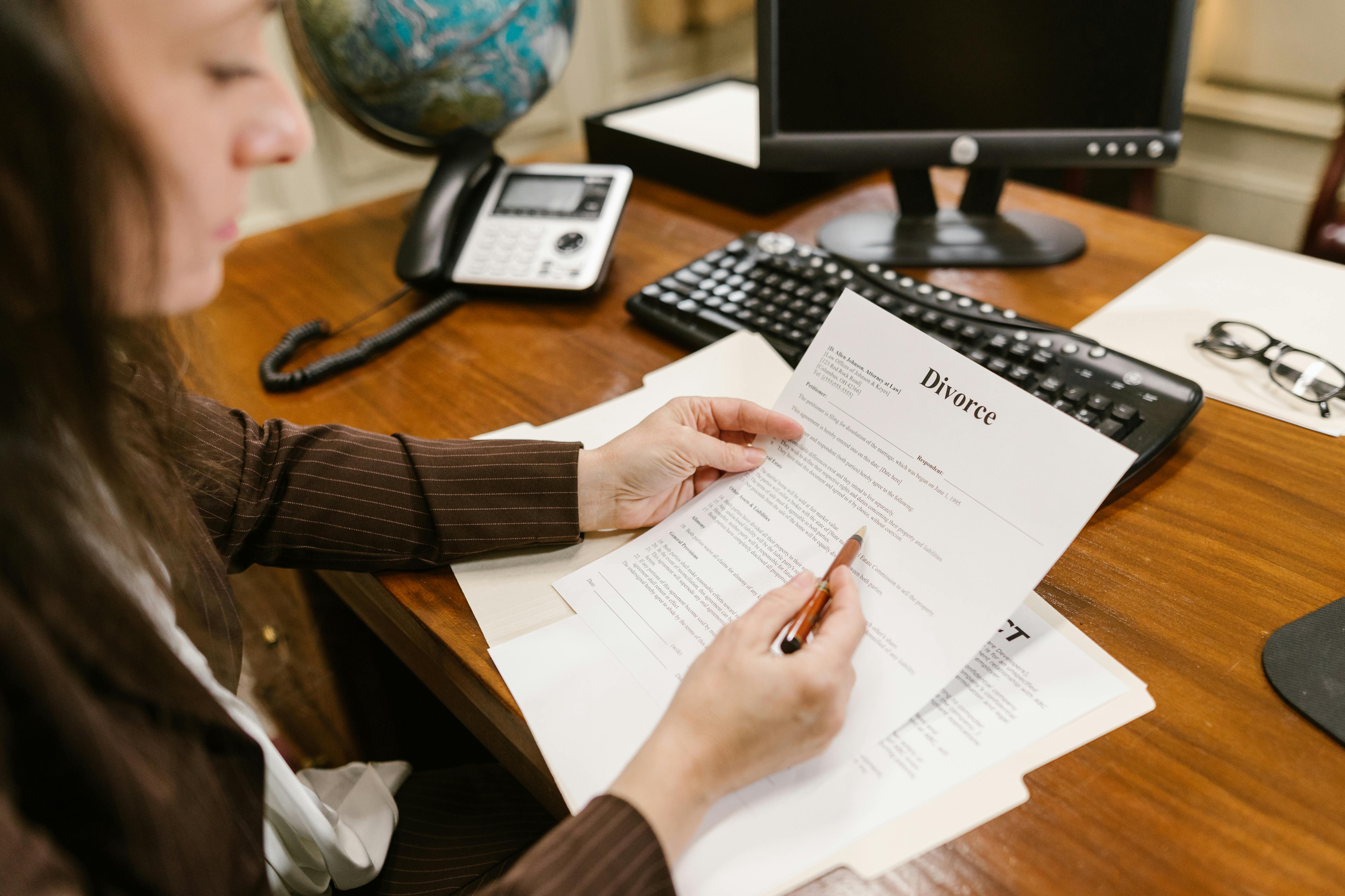 Mujer sosteniendo documentos de divorcio | Fuente: Pexels