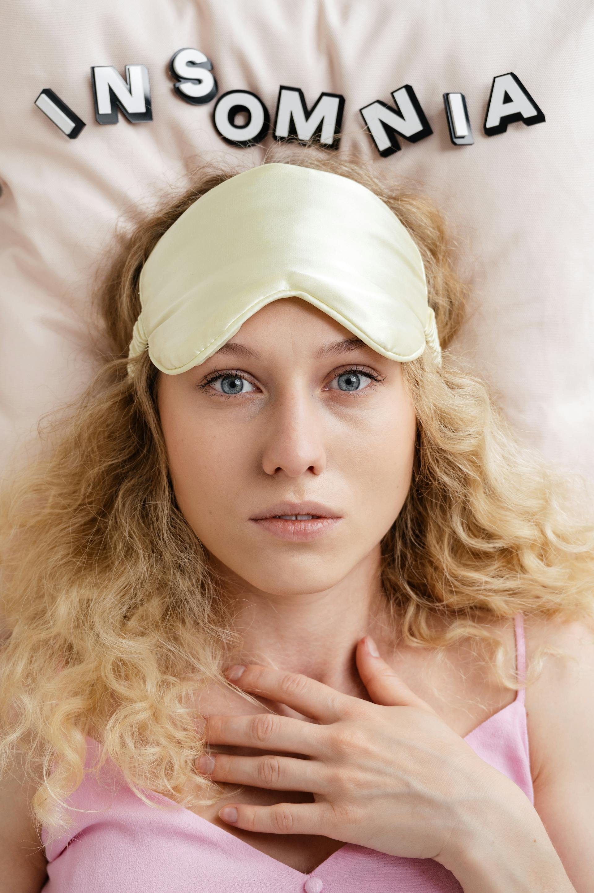 Mujer despierta en la cama | Fuente: Pexels