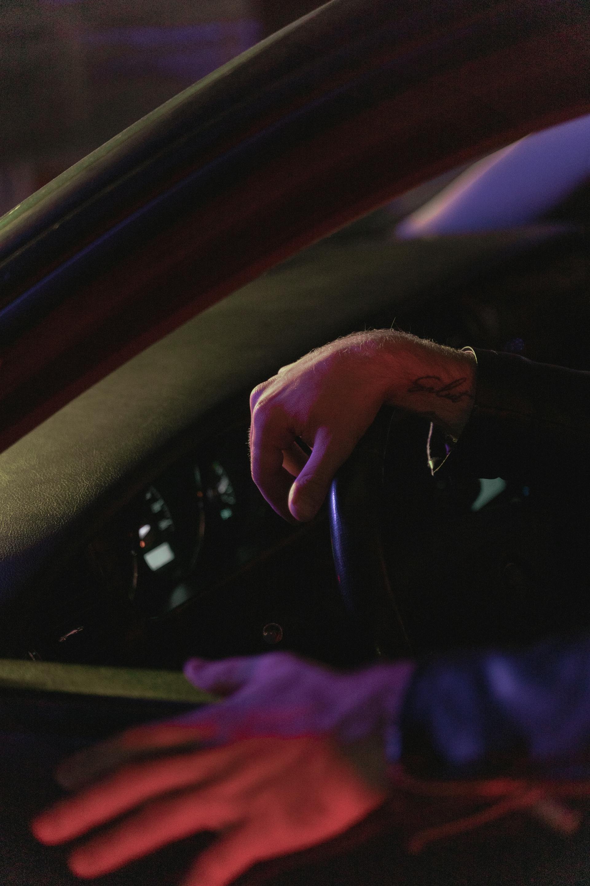 La mano de un hombre sobre el volante de un automóvil | Fuente: Pexels