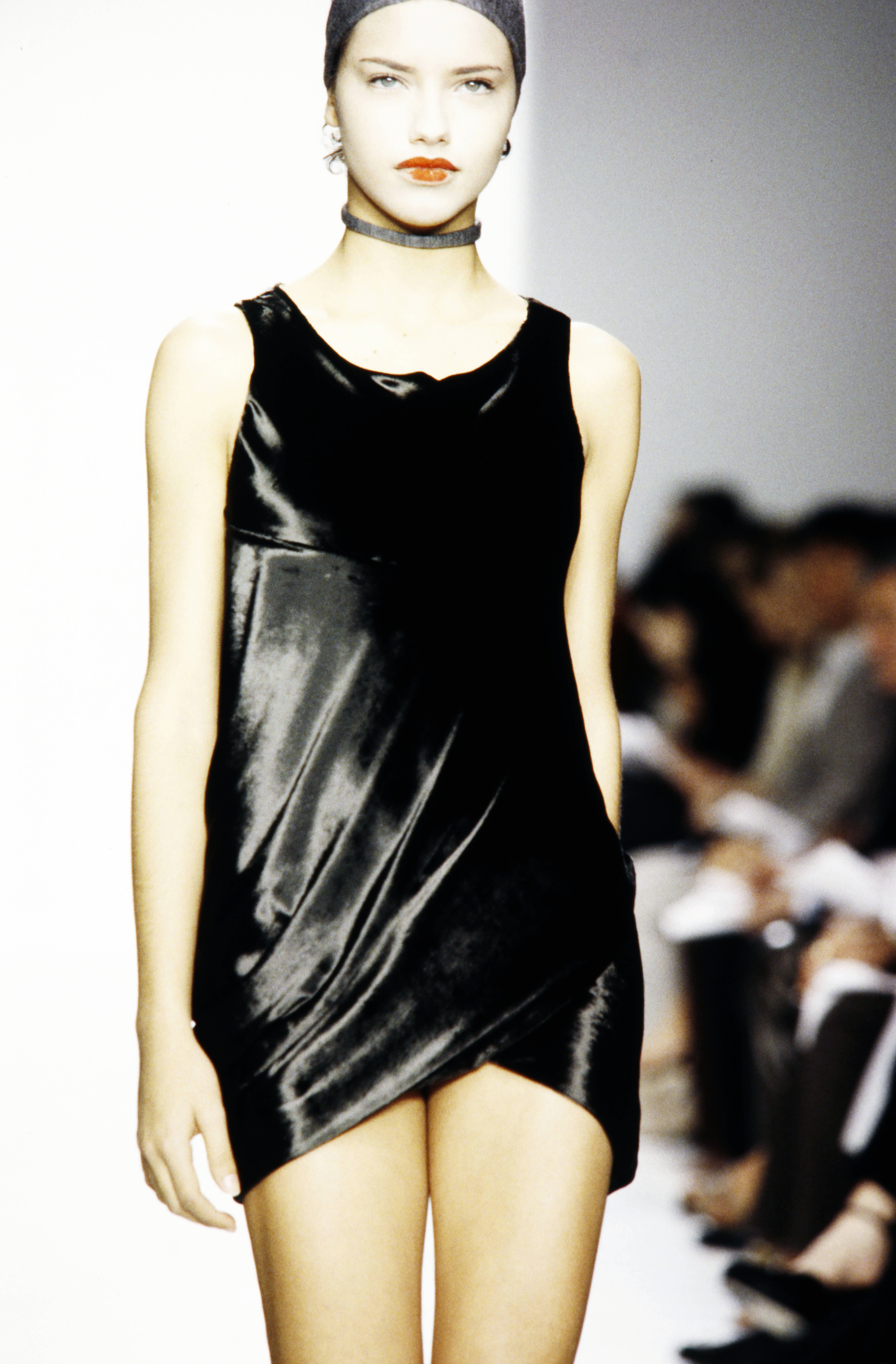 Adriana Lima durante el desfile de la colección Otoño 1998 de Isabel Toledo. | Fuente: Getty Images