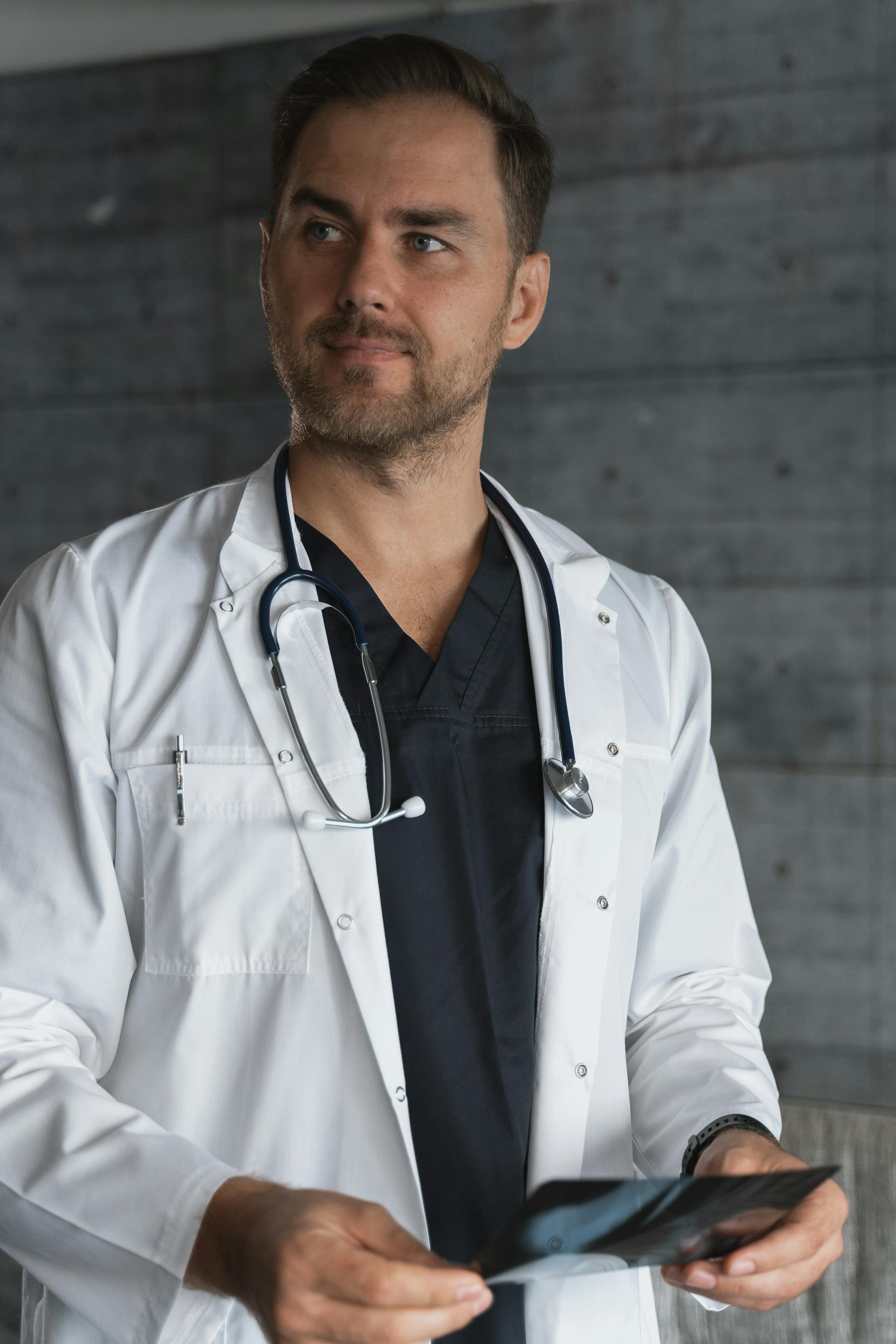 Un médico mirando a alguien | Fuente: Pexels