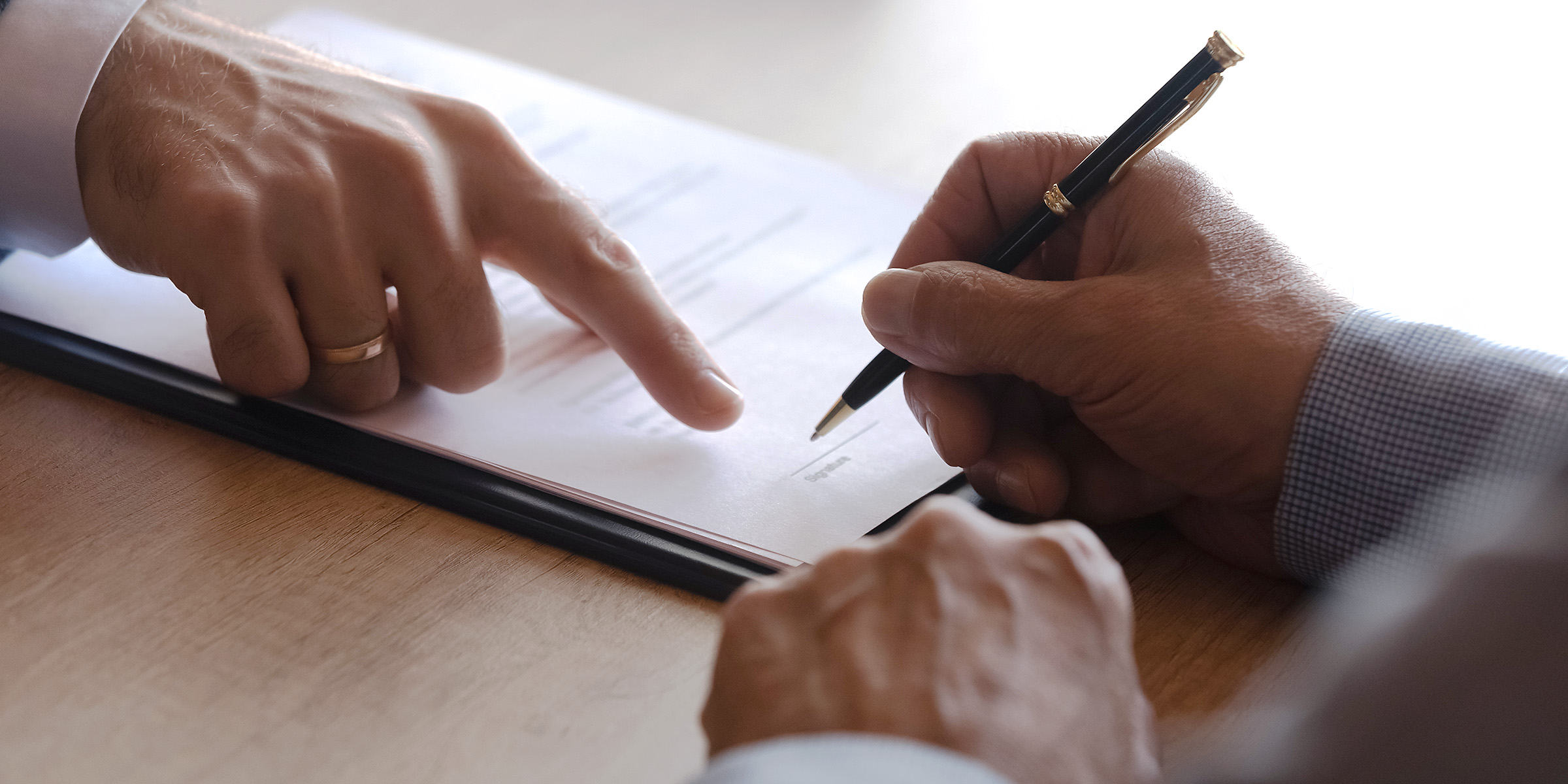 Alguien firmando papeles | Fuente: Shutterstock