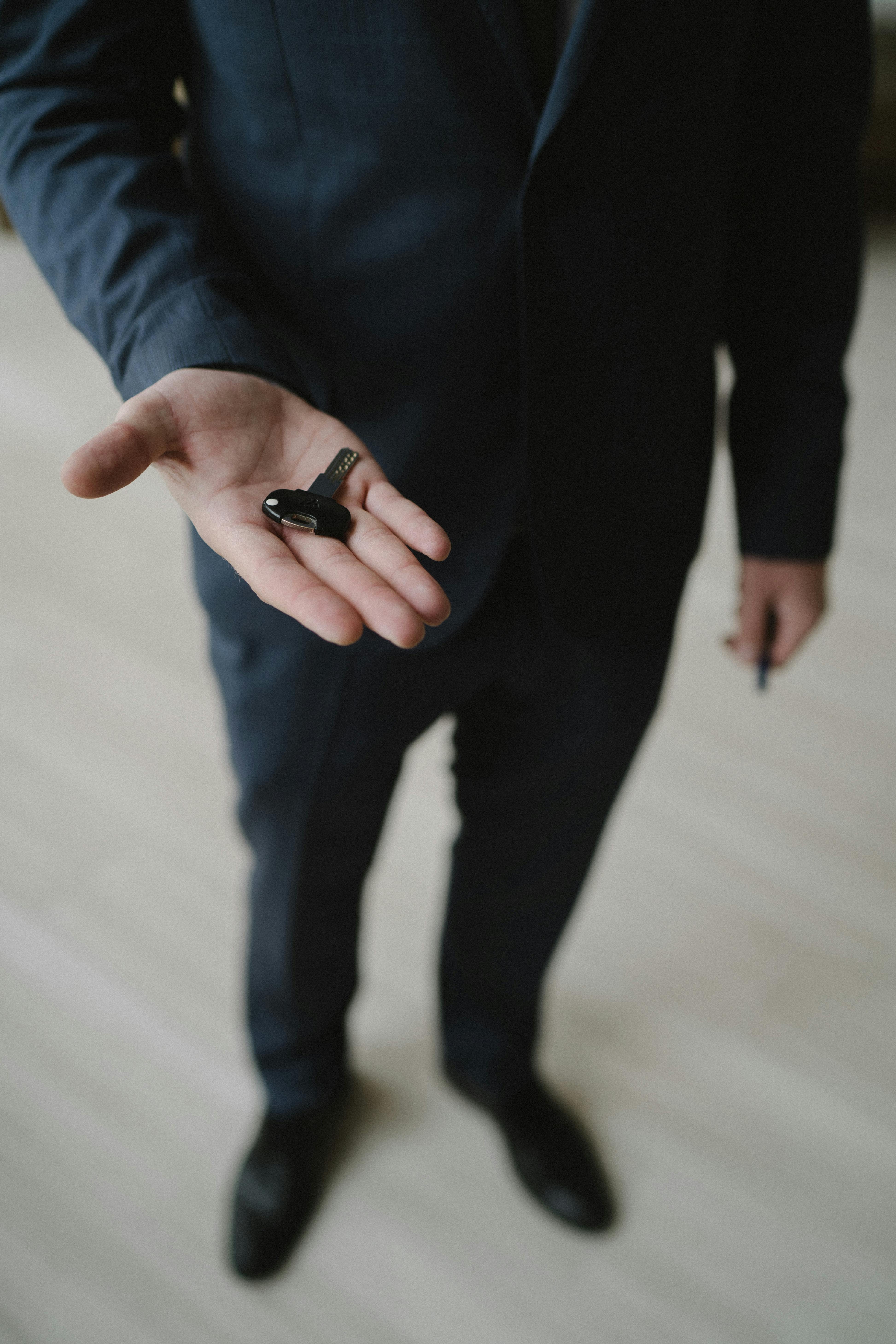 Un hombre entregando una llave | Fuente: Pexels