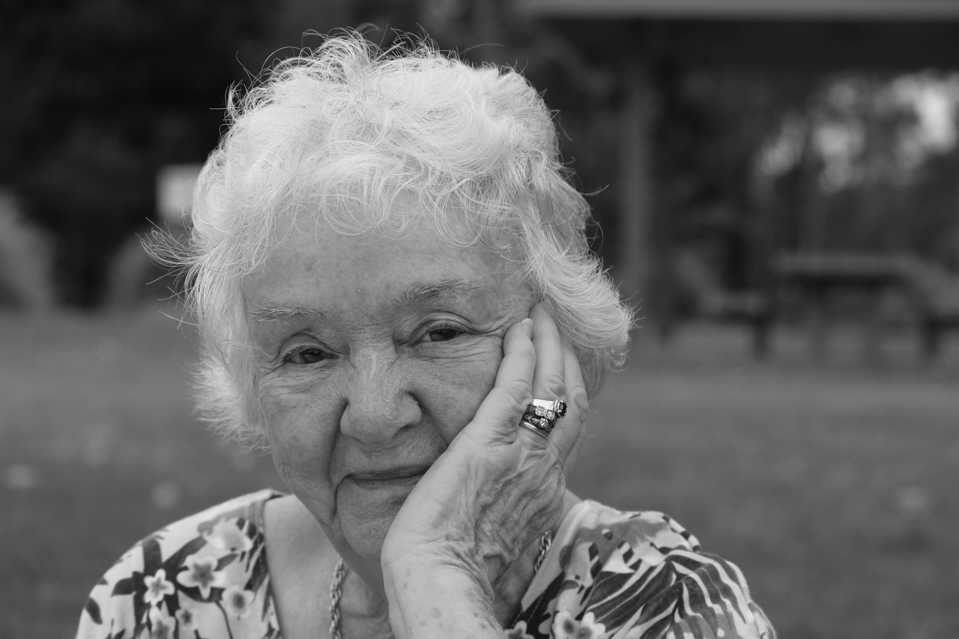 Toma en escala de grises de una anciana | Fuente: Unsplash