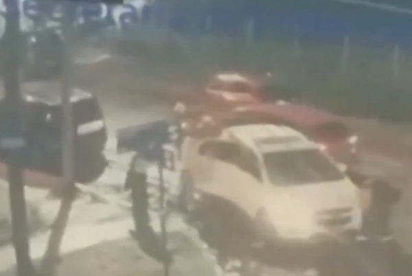 Una cámara de seguridad las registró subiendo a una camioneta Chevrolet Tracker con patente adulterada, en La Tablada. | Fuente: X/@Hechosanderecho
