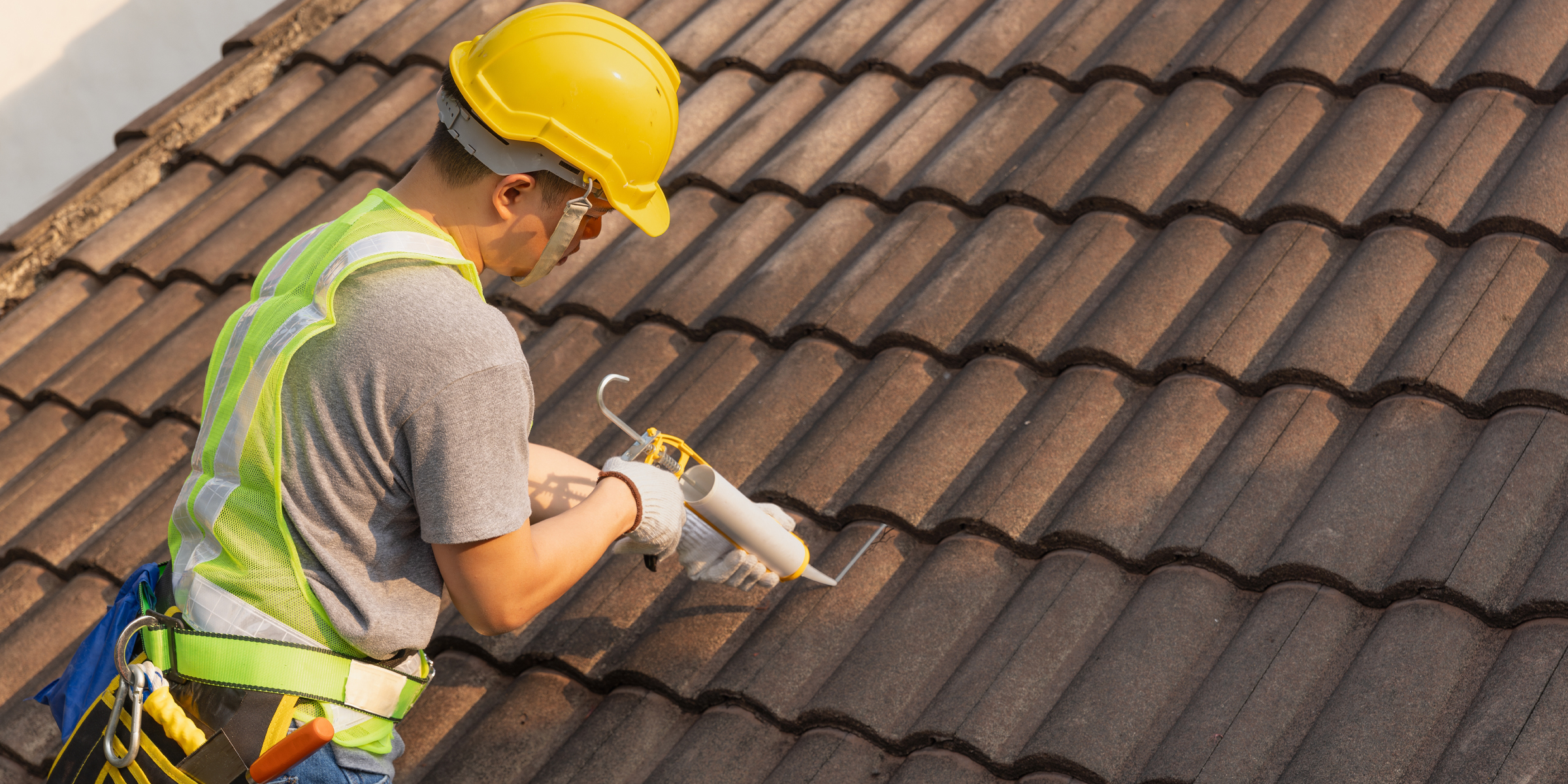 Un hombre trabajando en un tejado | Fuente: Shutterstock