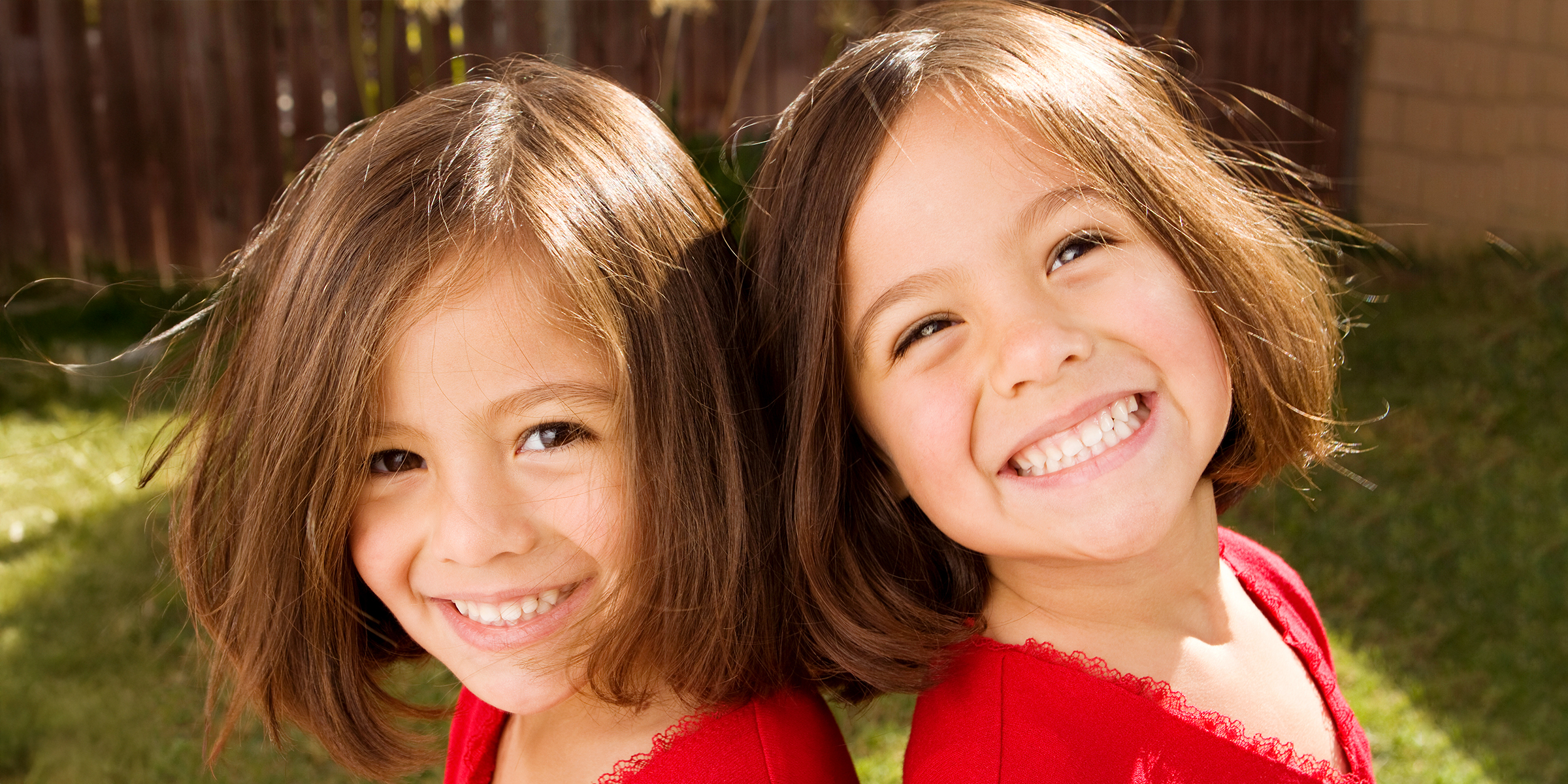 Dos niñas felices que se parecen | Fuente: Shutterstock