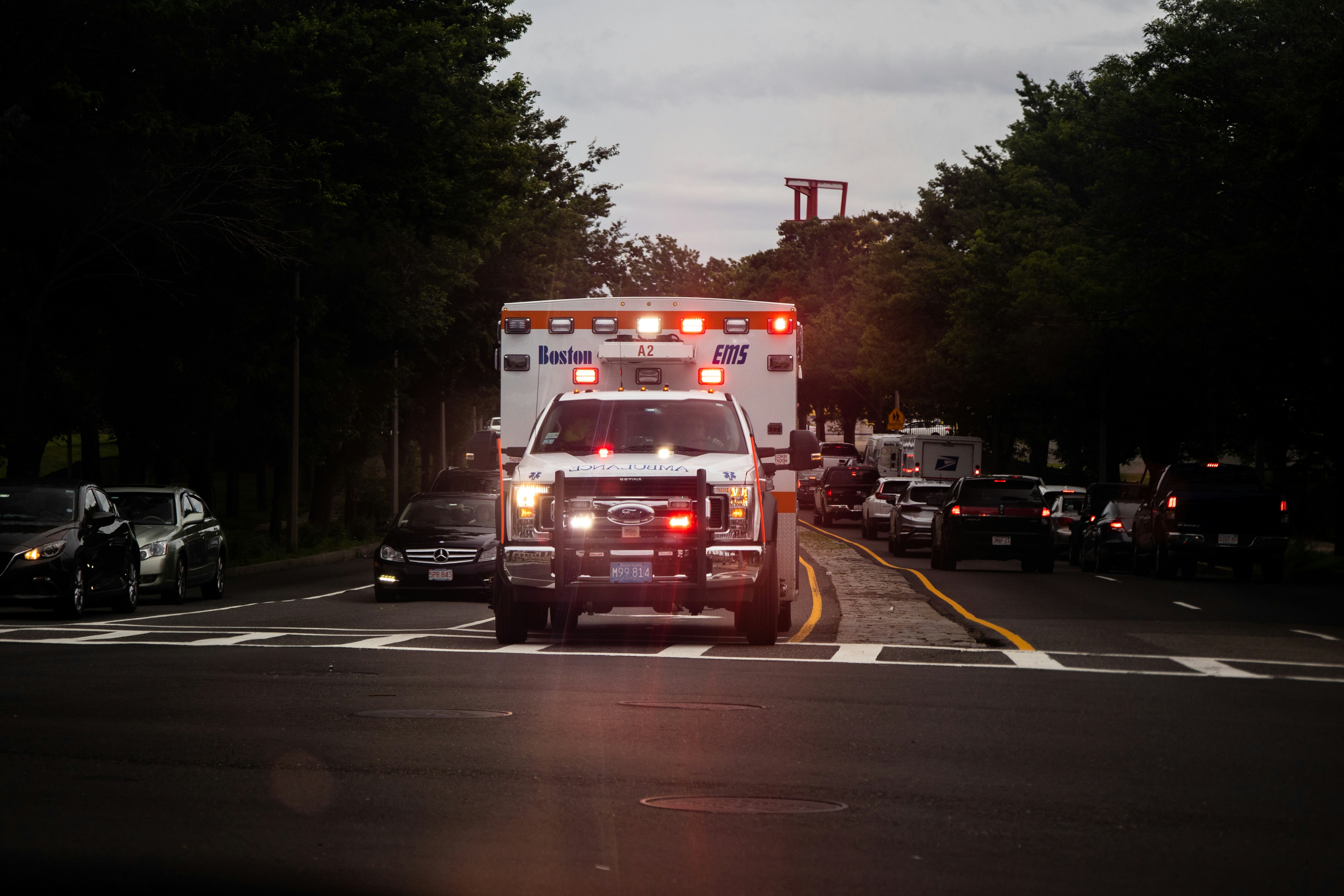 Una ambulancia con las sirenas encendidas | Fuente: Unsplash