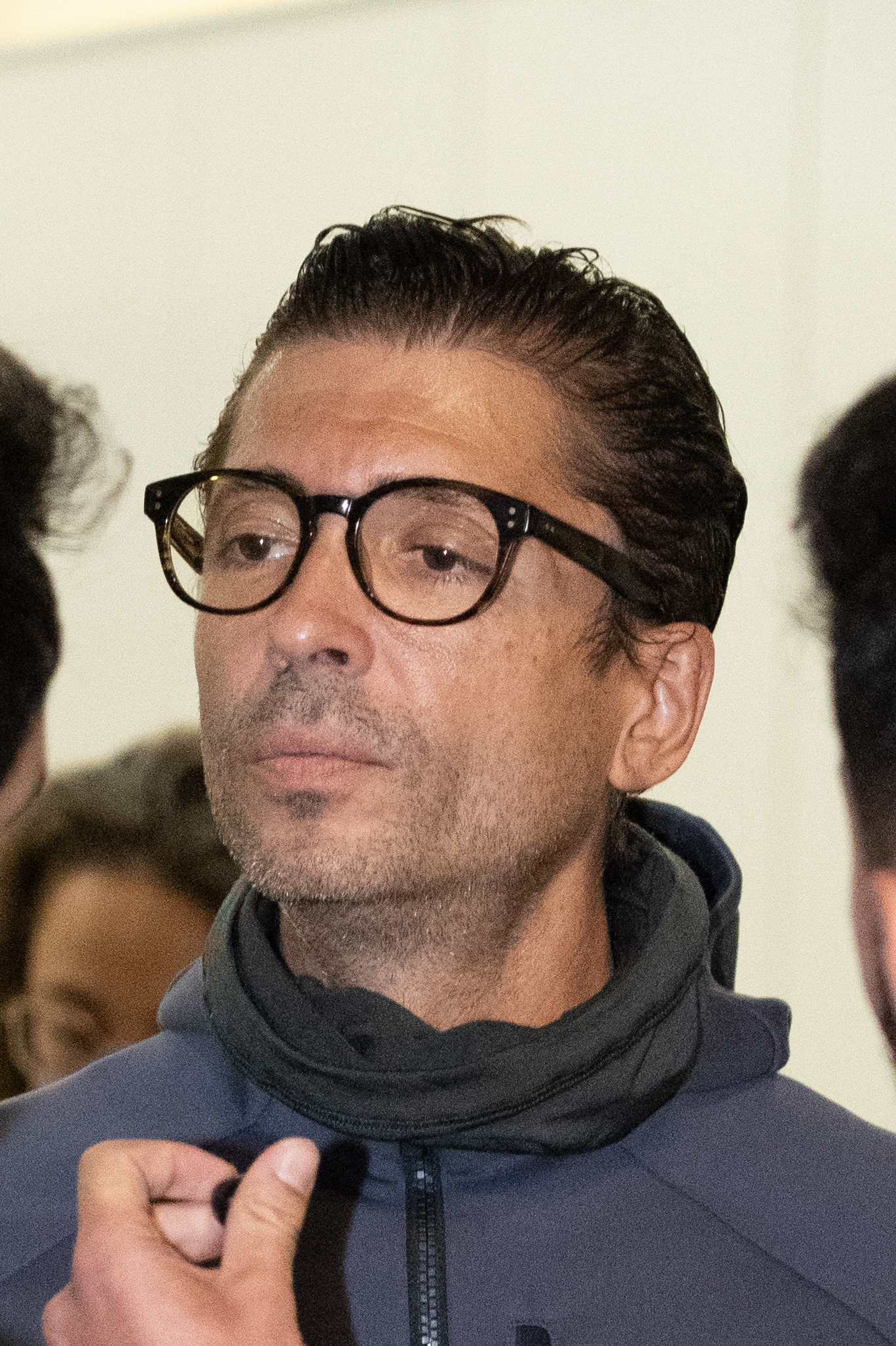 Ángel Cristo Jr. camina por el aeropuerto, tras regresar a España después de su expulsión disciplinaria de "Supervivientes", el 24 de mayo de 2024, en Madrid, España. | Fuente: Getty Images