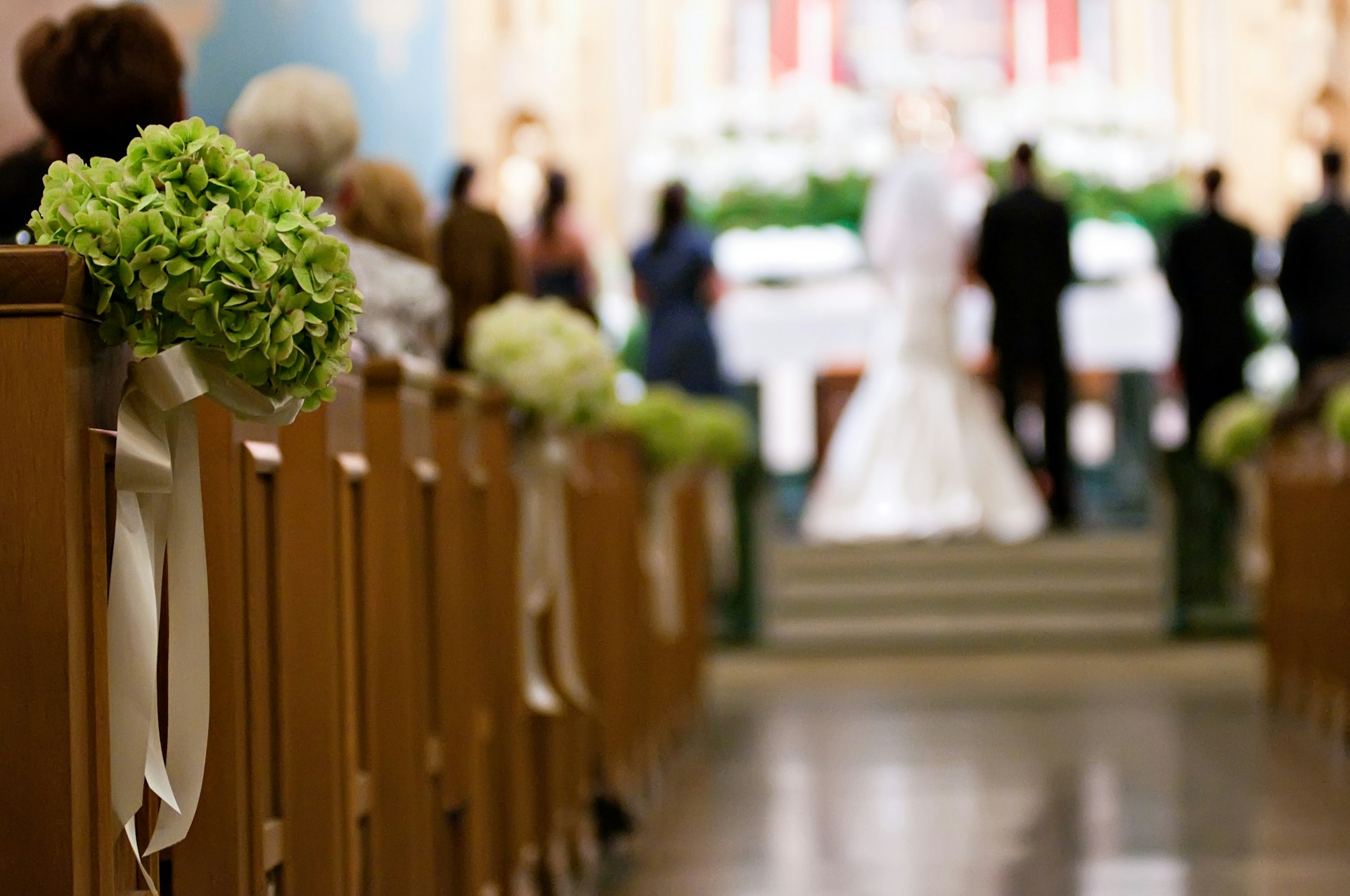 Una iglesia decorada para una boda | Fuente: Unsplash