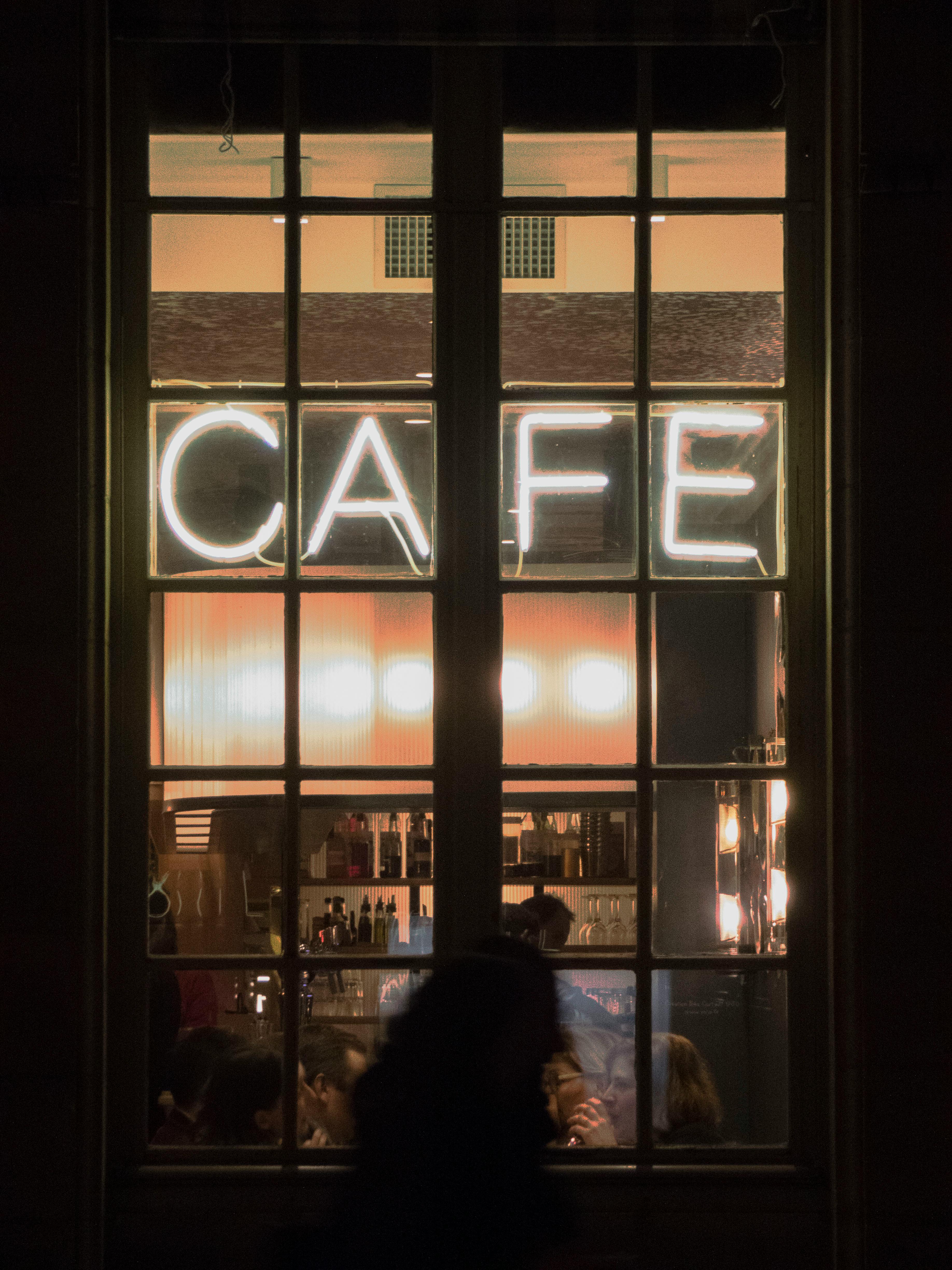 Un vistazo al exterior de un café | Fuente: Pexels