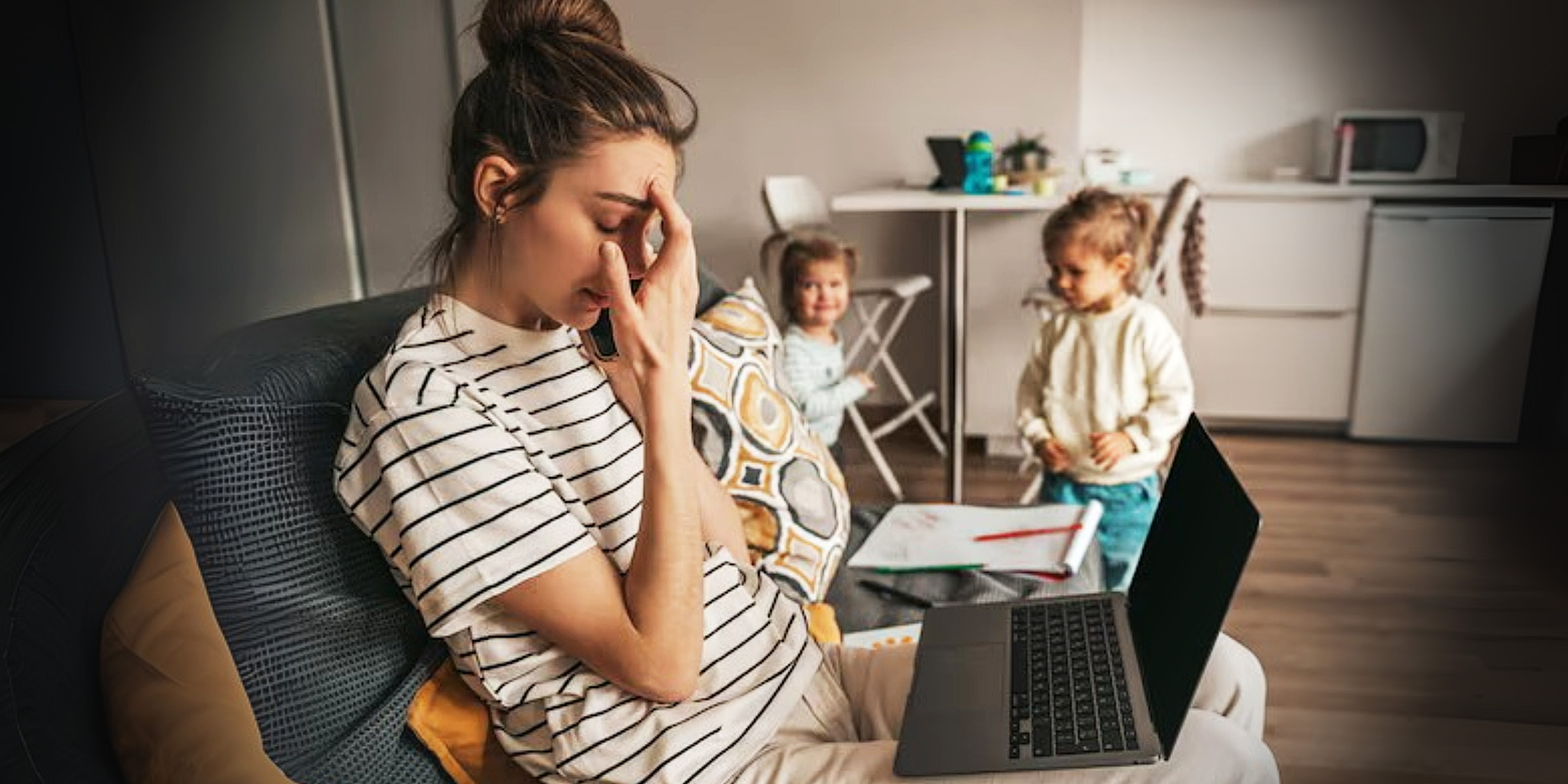 Una madre cansada con sus hijos alrededor | Fuente: Freepik