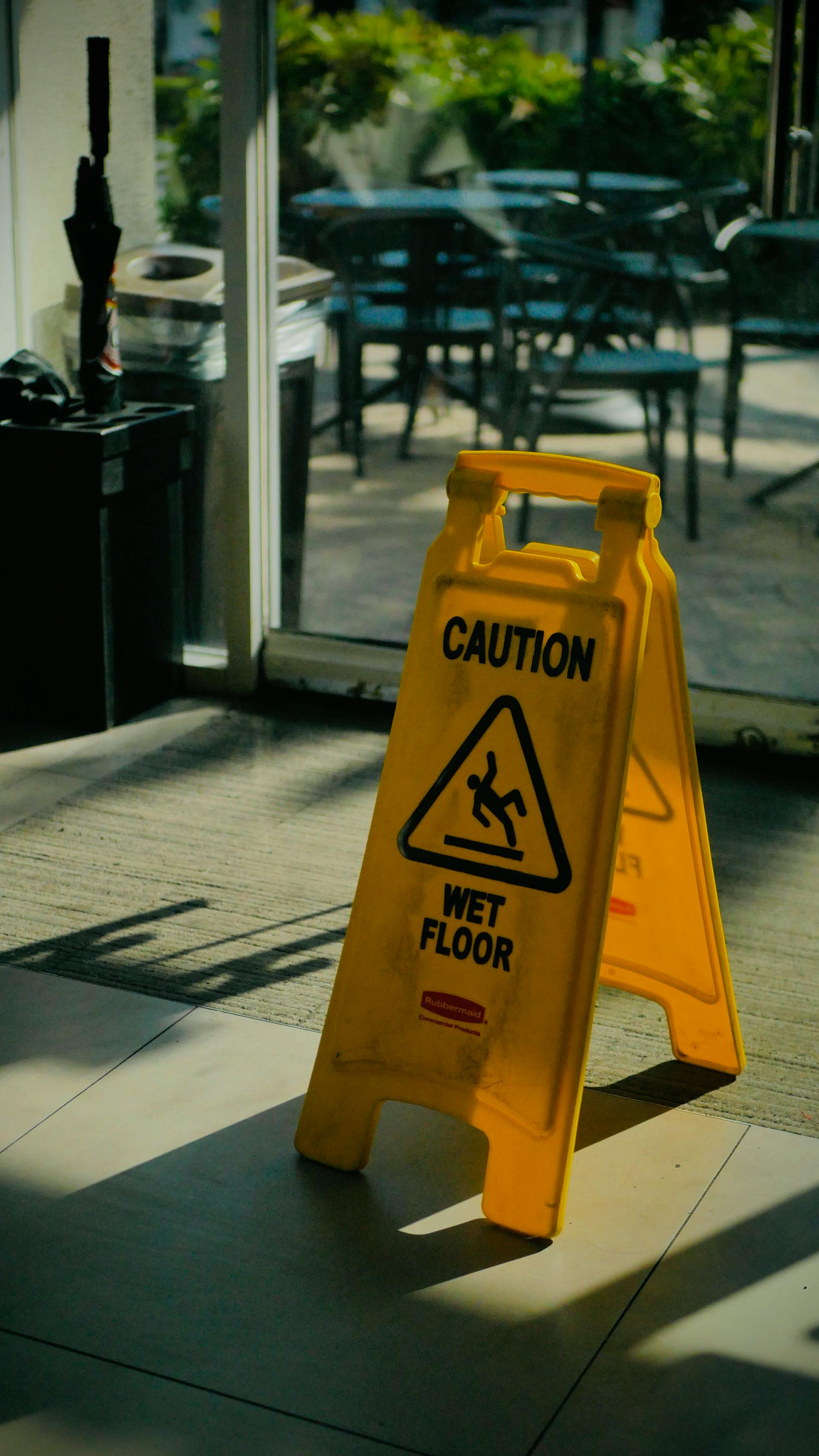 Una señal de suelo mojado | Fuente: Pexels