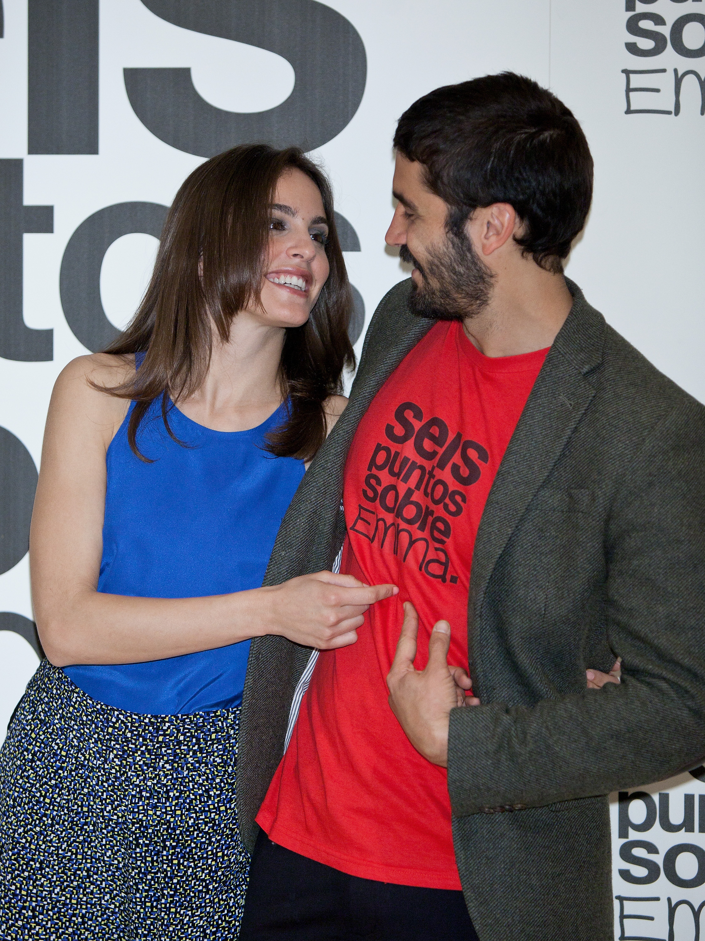 Verónica Echegui y el actor Alex García asisten al photocall de "Seis Puntos Sobre Emma" en el Cine Princesa el 8 de mayo de 2012 en Madrid, España. | Fuente: Getty Images