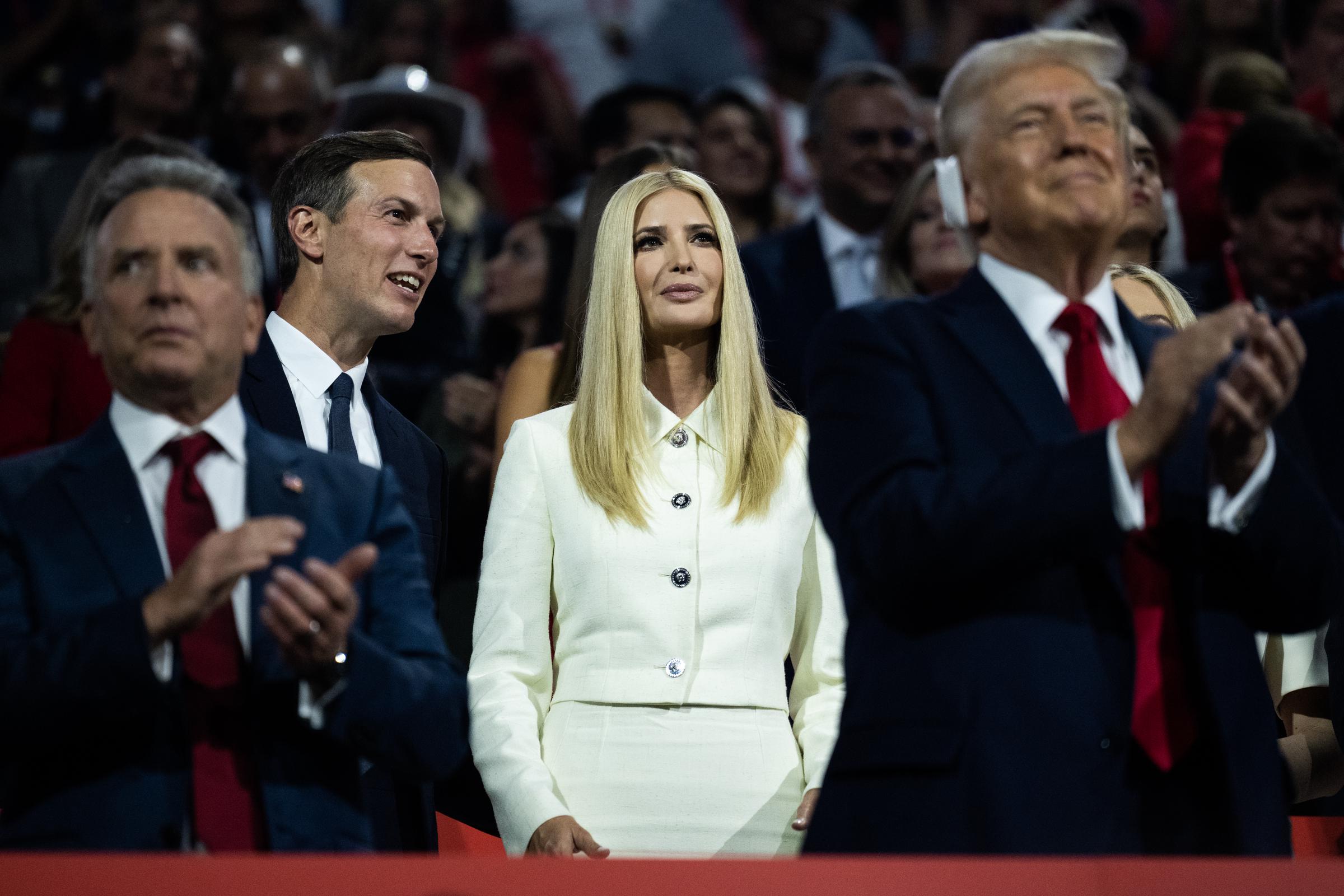 Jared Kushner, Ivanka y Donald Trump fotografiados en la última noche de la Convención Nacional Republicana el 18 de julio de 2024, en Milwaukee, Wisconsin. | Fuente: Getty Images