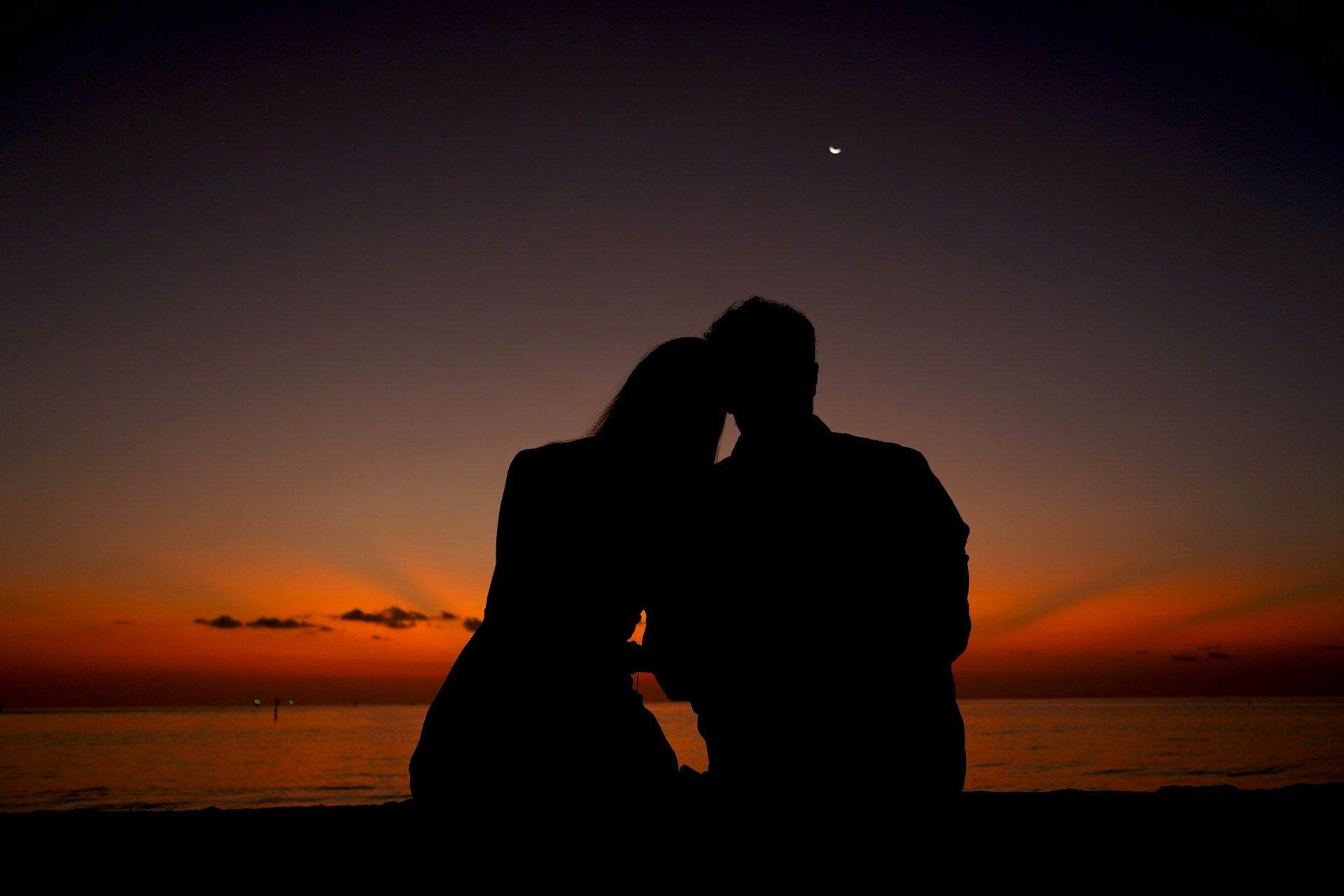 Una joven pareja contemplando la puesta de sol | Fuente: Unsplash