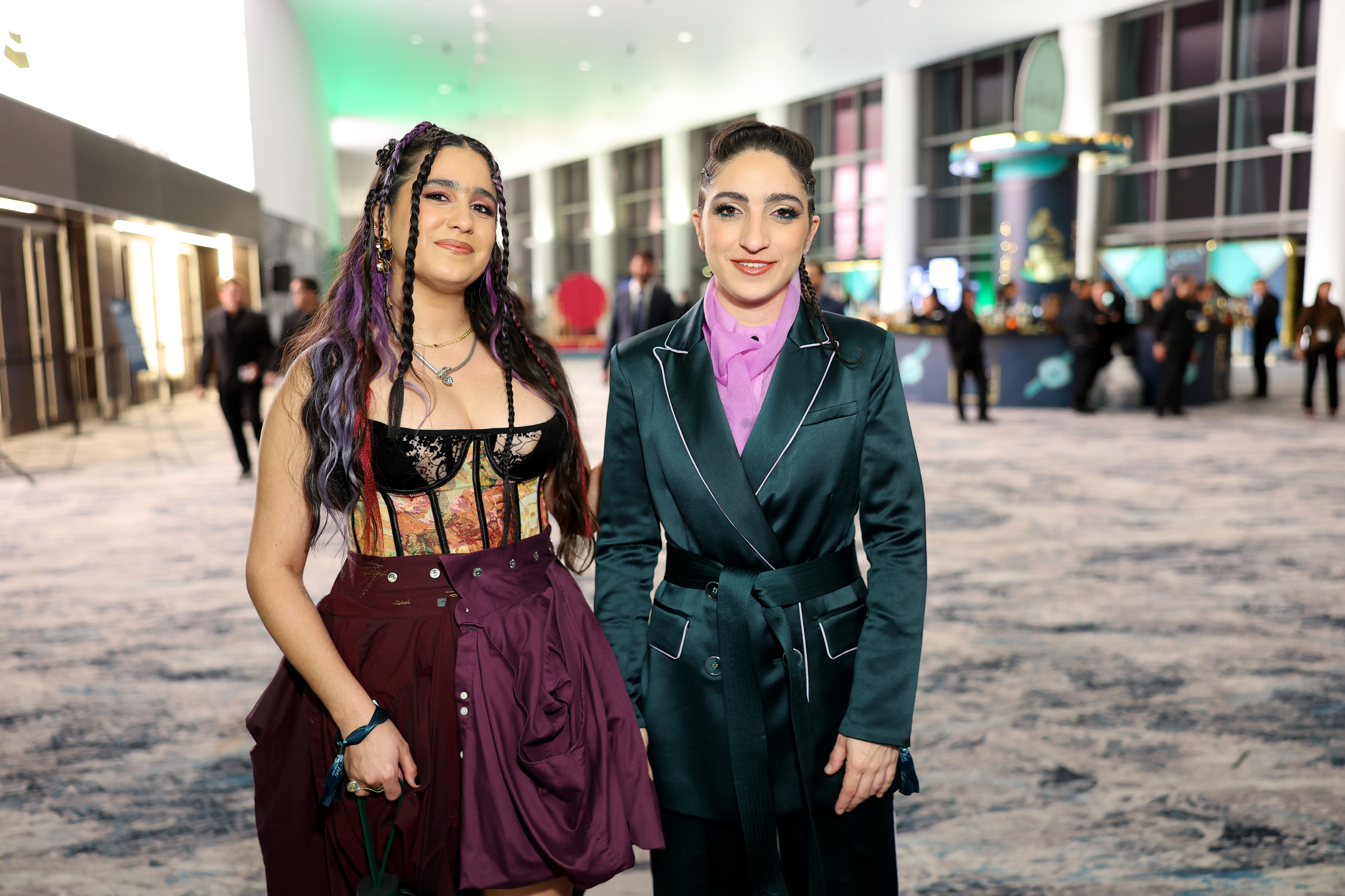 Gemeny Hernández y Emily Estefan asistieron a la ceremonia de la Academia Latina de la Grabación, donde se le otorgó el premio Persona del Año 2024 a Carlos Vives, celebrada en el Centro de Convenciones de Miami Beach el 13 de noviembre de 2024 en Miami, Florida. | Fuente: Getty Images