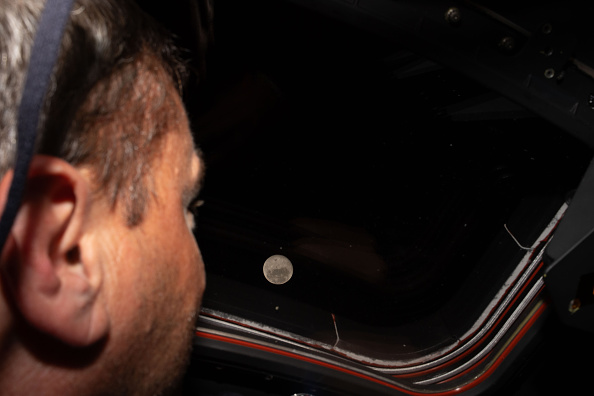 El comandante y astronauta de la NASA Reid Wiseman observa por una de las ventanas principales de la cabina de la nave espacial Orion la Luna, antes del sobrevuelo lunar de la tripulación el 6 de abril de 2026 | Fuente: Getty Images