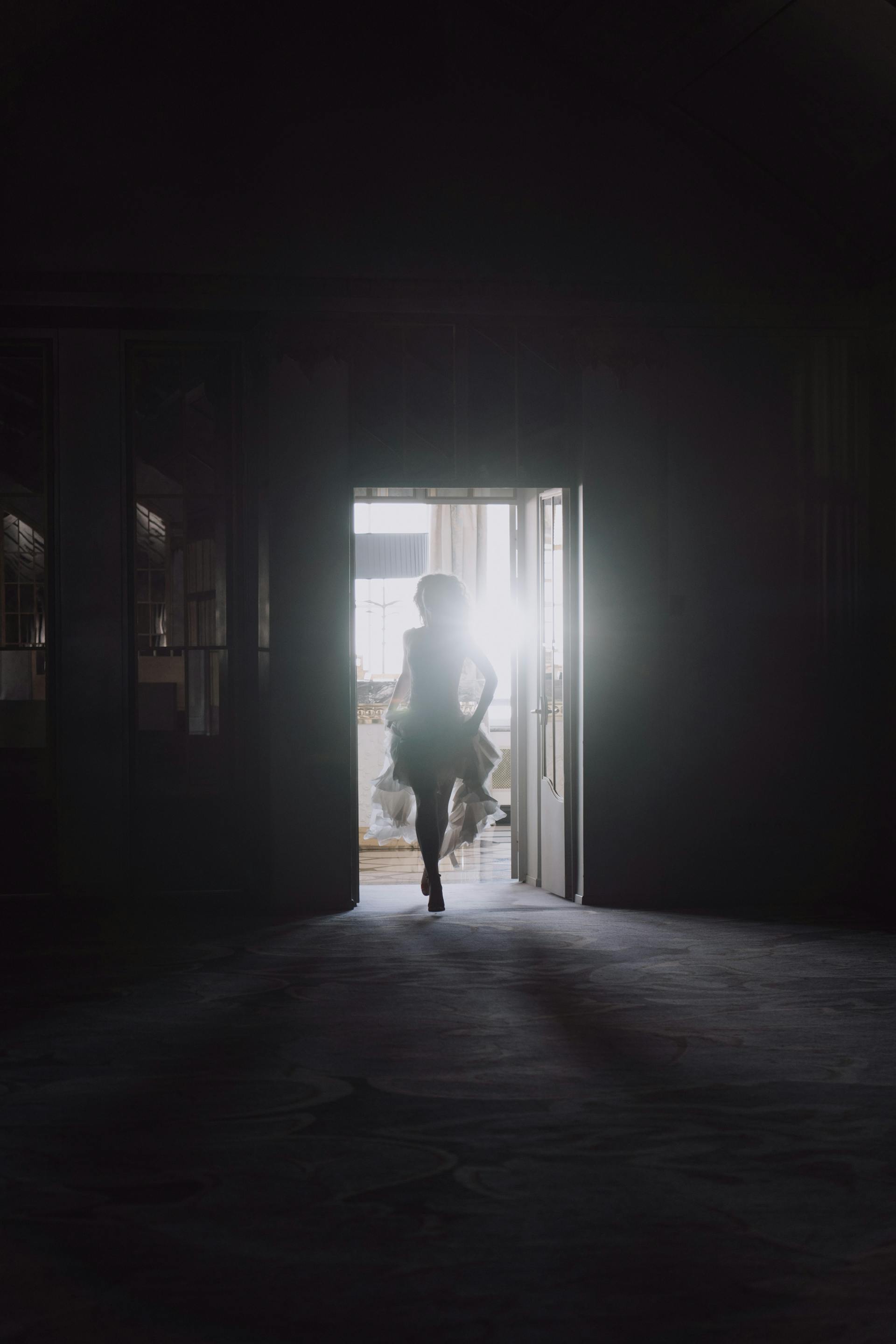 Una mujer entra corriendo en una casa | Fuente: Pexels