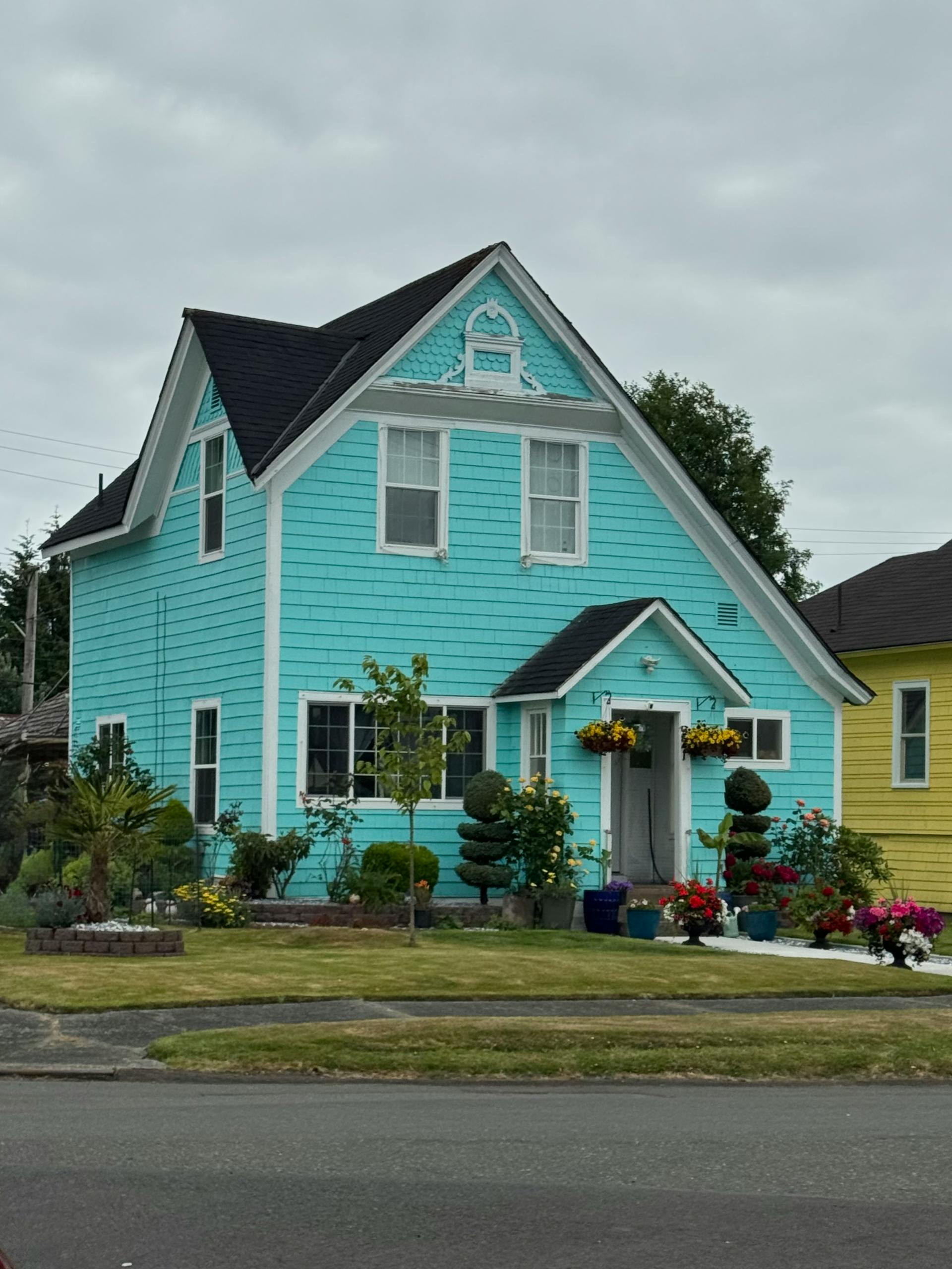 Una casa en los suburbios | Fuente: Pexels
