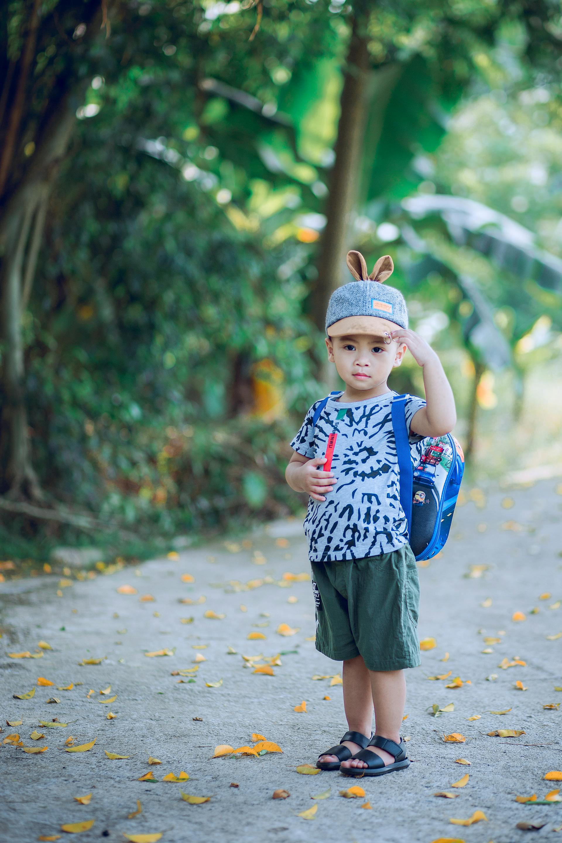 Un niño pequeño con una mochila y un gorro con orejas de animal | Fuente: Pexels