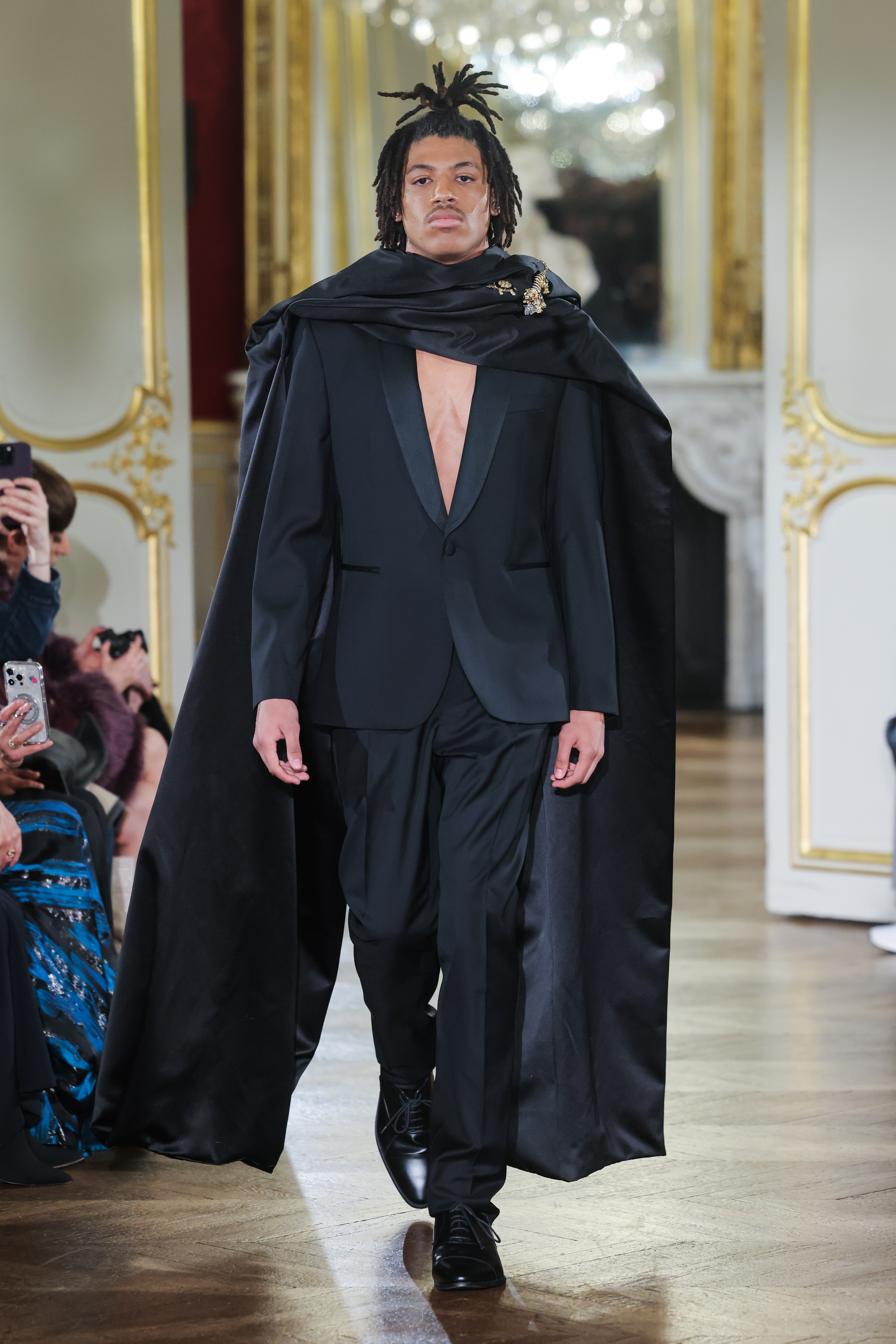 Henry Samuel camina por la pasarela durante el desfile de alta costura primavera-verano 2025 de Lena Erziak como parte de la Semana de la Moda de París en el Hotel Le Marois el 28 de enero de 2025, en París, Francia. | Fuente: Getty Images