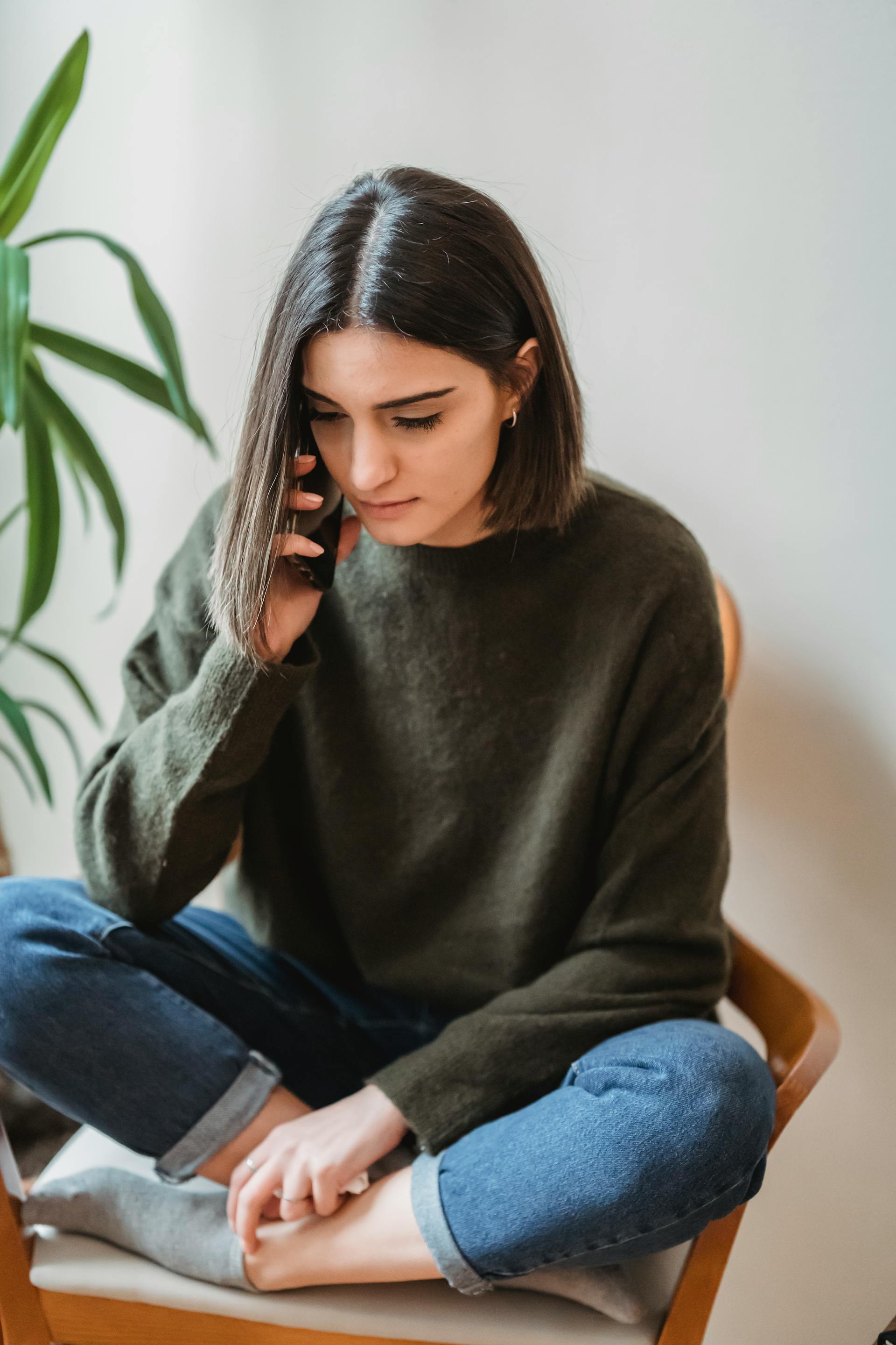 Una mujer hablando por teléfono | Fuente: Pexels
