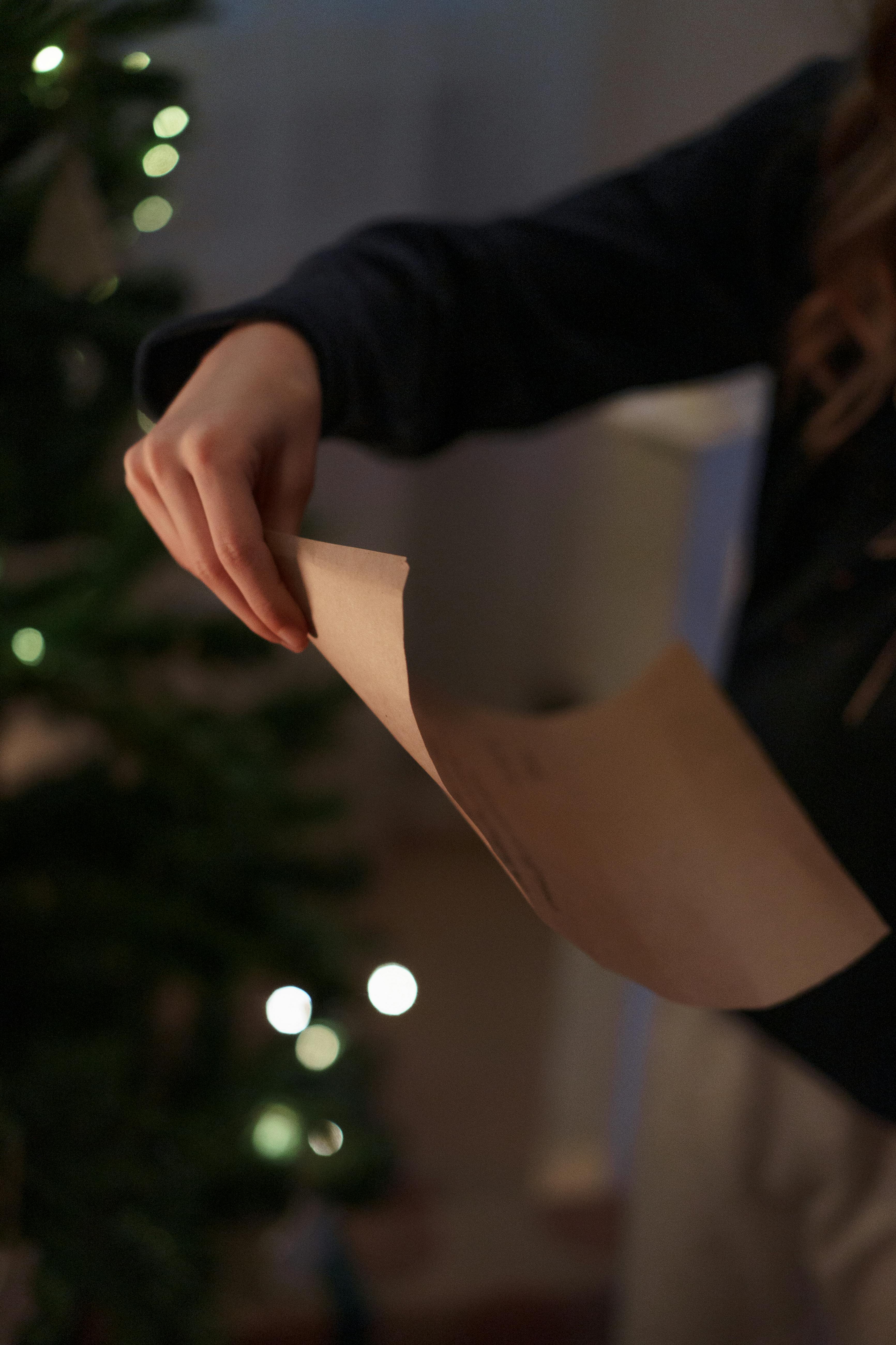 Una mujer leyendo una carta | Fuente: Pexels