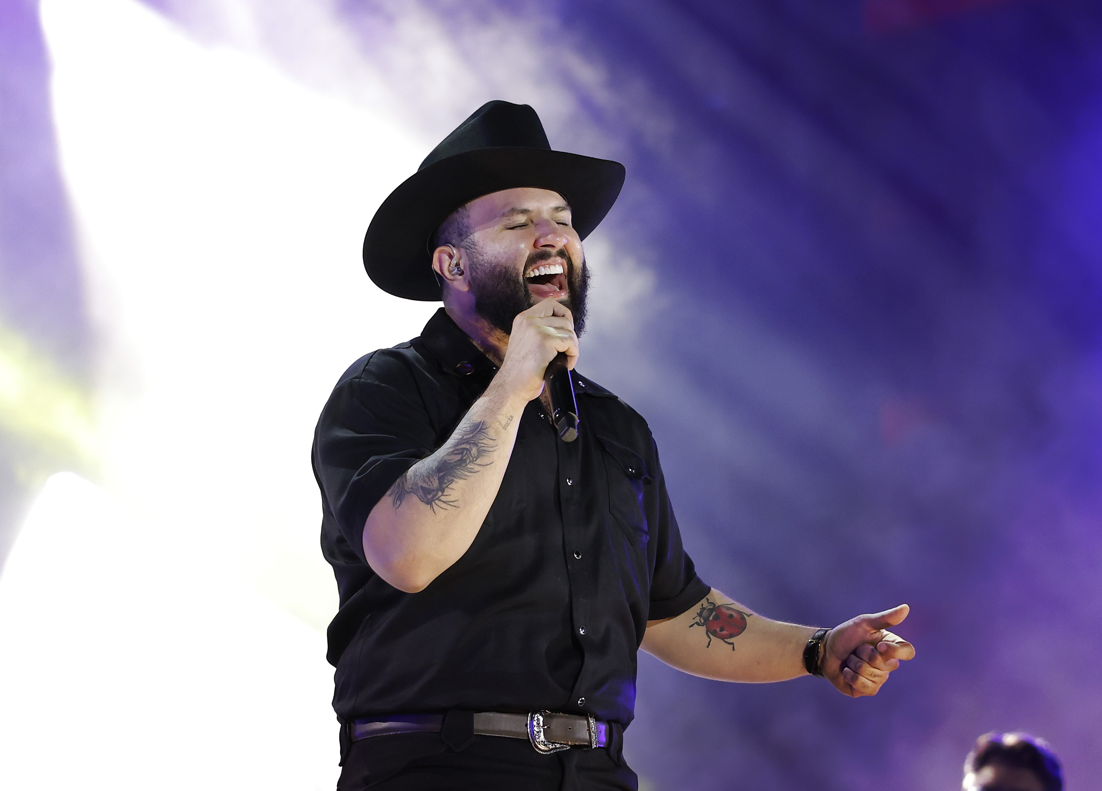 Carín León actúa en el escenario principal durante el CMA Fest 2025 en el Nissan Stadium el 6 de junio de 2025 en Nashville, Tennessee. | Fuente: Getty Images