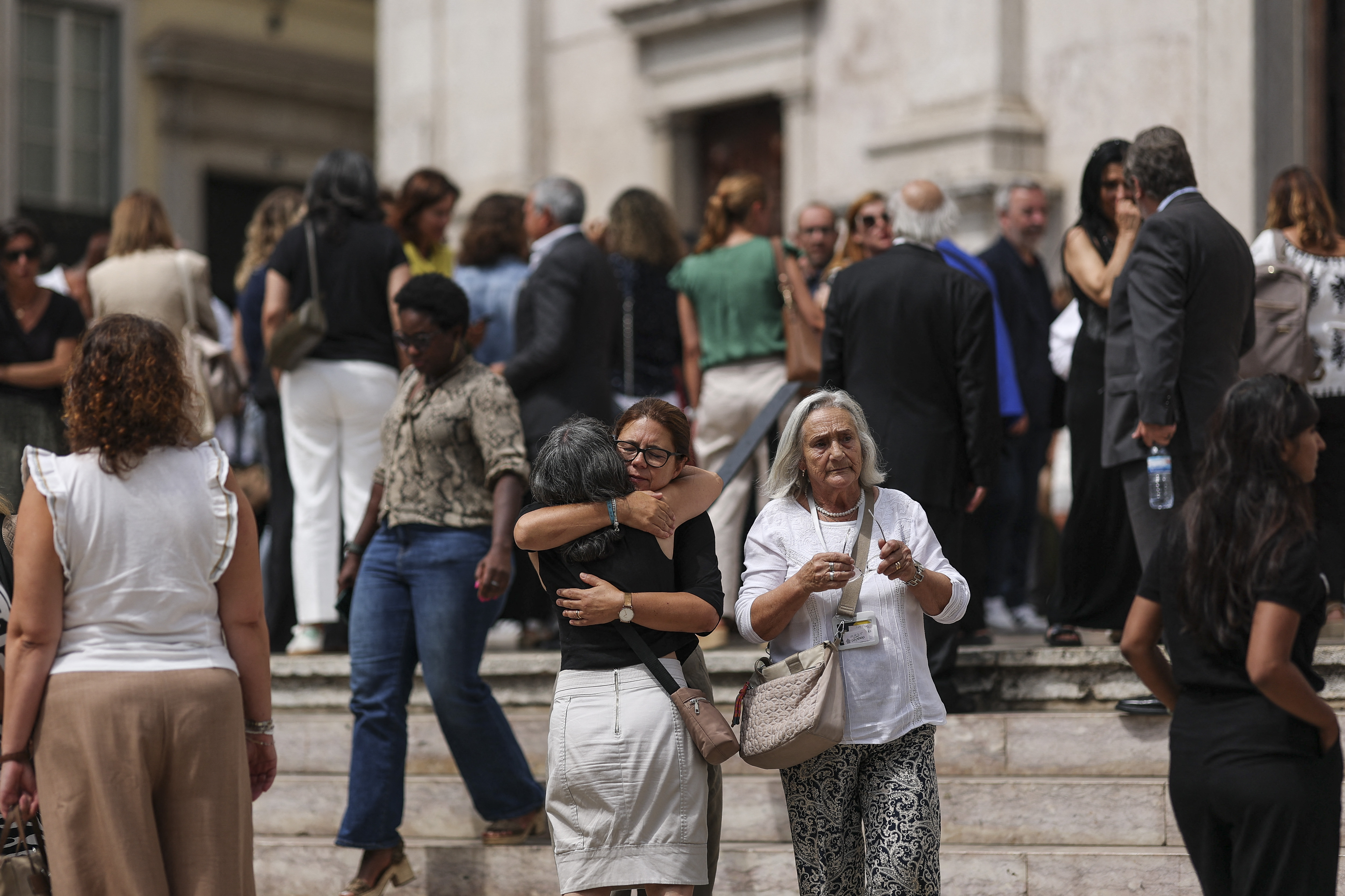 Familiares y compañeros de las víctimas del accidente del funicular de Gloria en Lisboa salen de la iglesia de São Roque tras una misa conmemorativa el 5 de septiembre de 2025. | Fuente: Getty Images