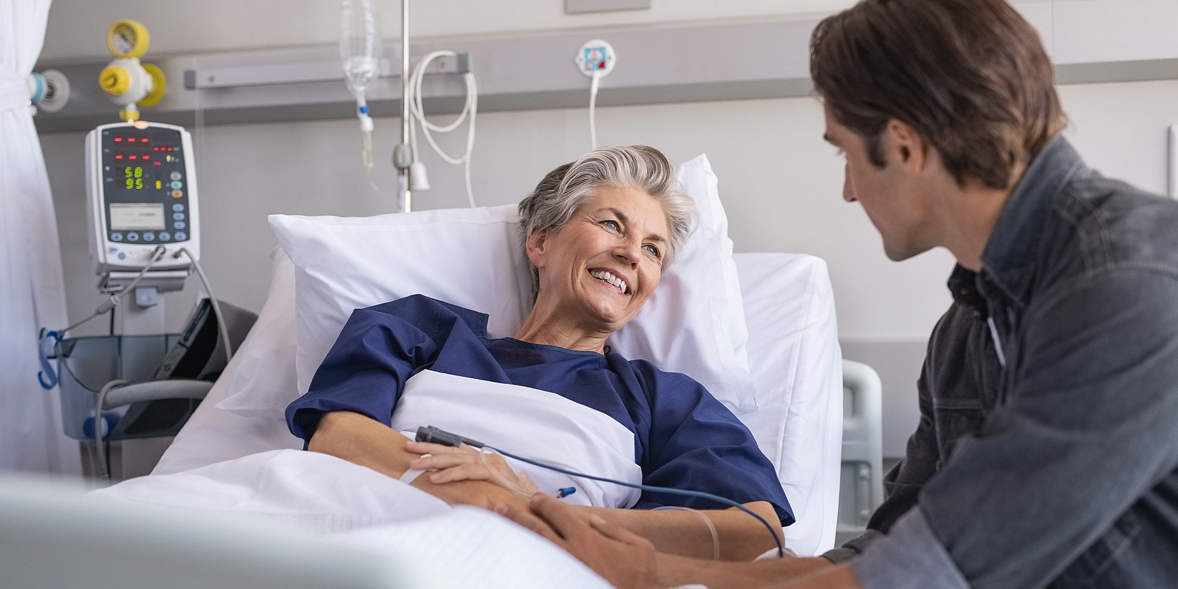 Un hombre visita a su madre en el hospital | Fuente: Shutterstock