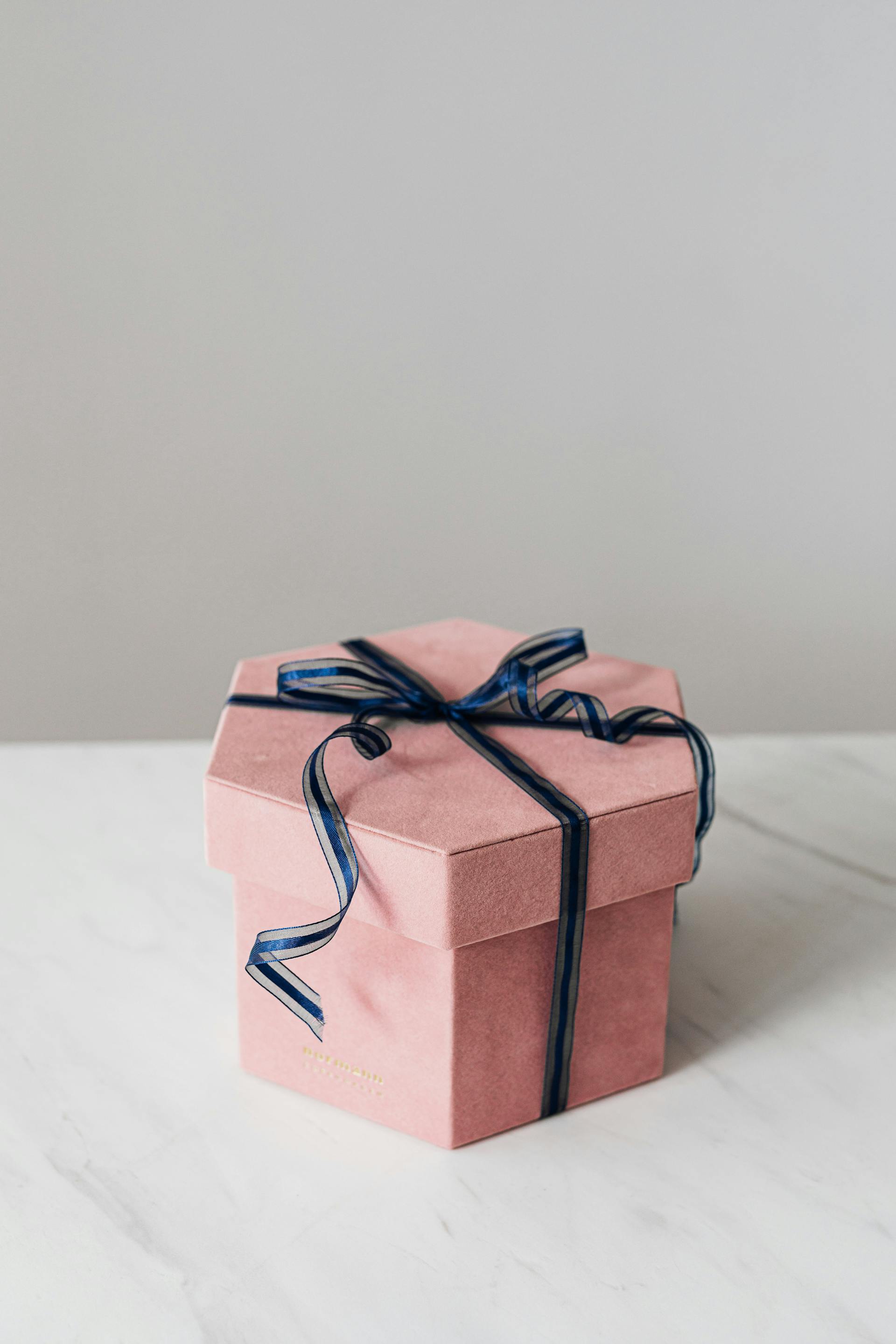 Una caja de regalo decorada con un lazo | Fuente: Pexels