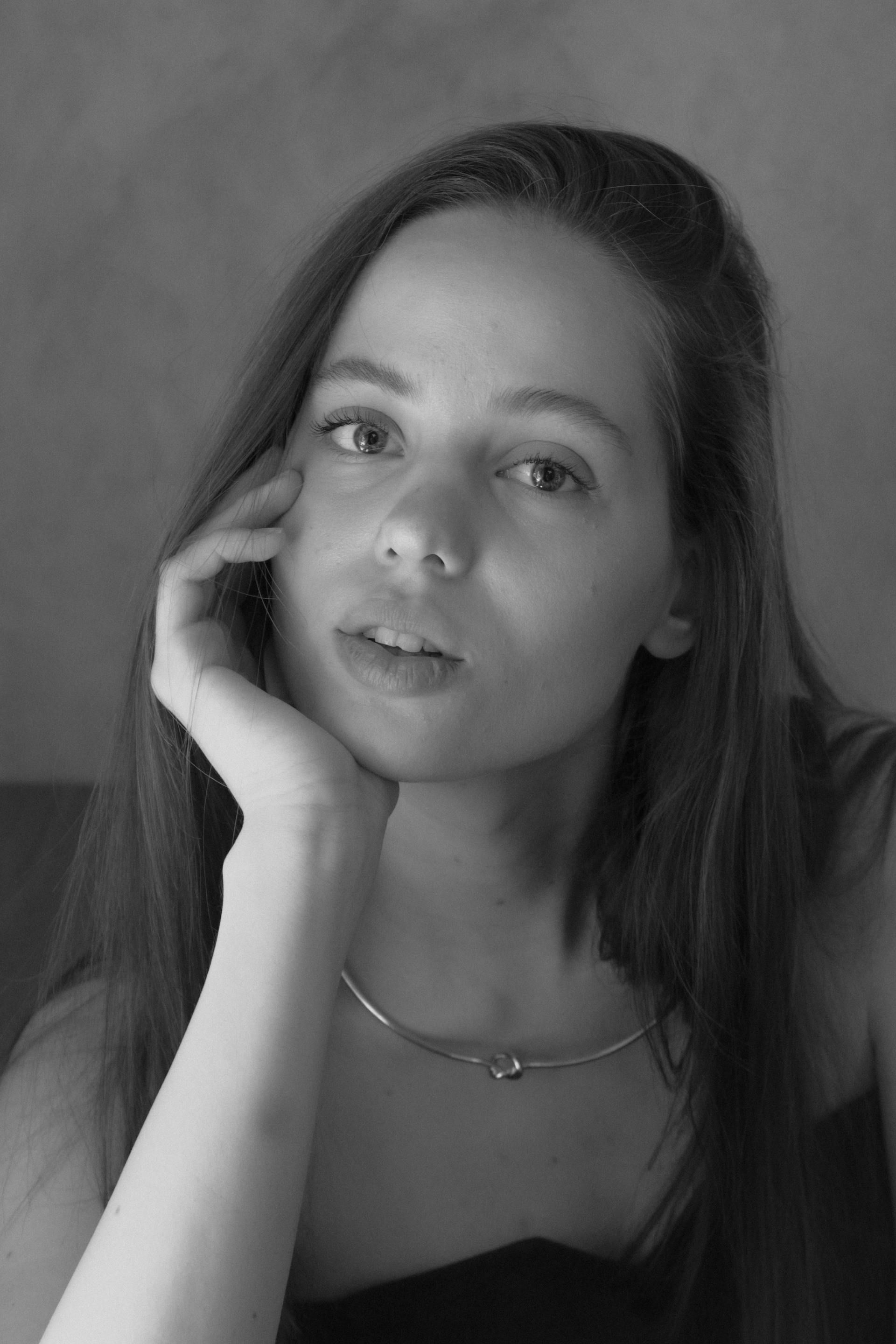 Una mujer reflexiva | Fuente: Pexels