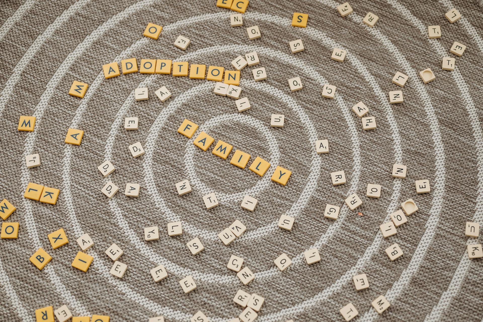 Fichas de Scrabble esparcidas por una alfombra | Fuente: Pexels