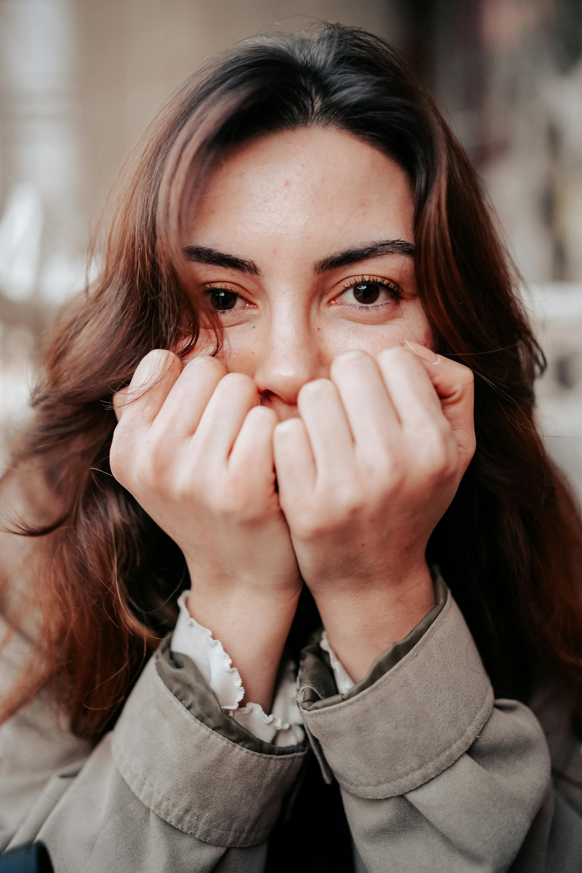 Una mujer cubriéndose la cara con las manos | Fuente: Pexels